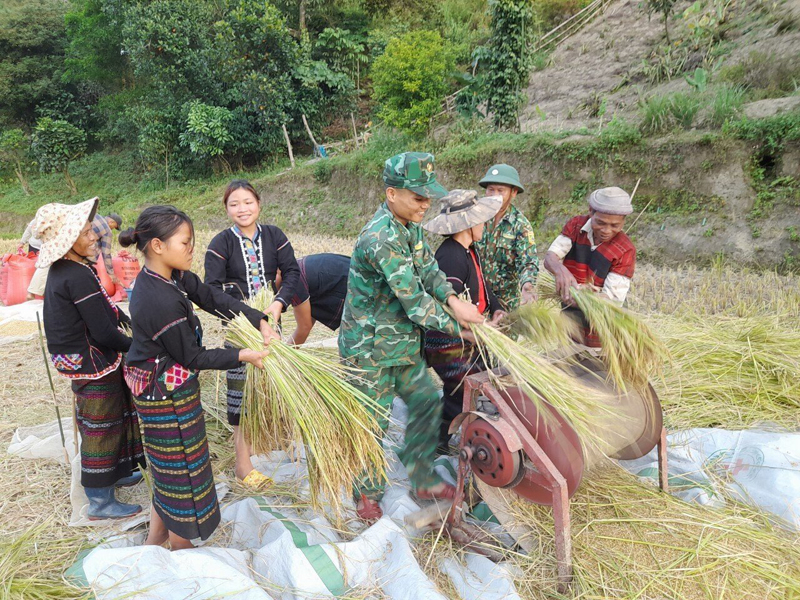 Thầy giáo mang quân hàm xanh gieo chữ, xóa mù trên đỉnh Trường Sơn