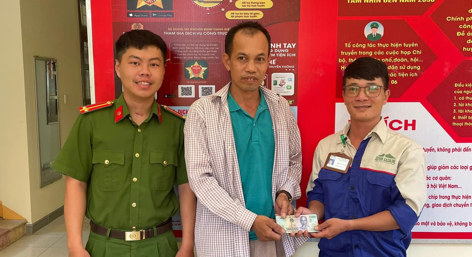 Trả lại tiền cho người mất, anh nhân viên được lãnh đạo thưởng “nóng” 2 triệu đồng