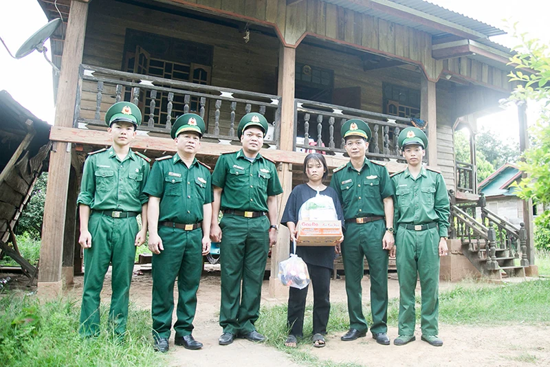 Chiến sĩ quân hàm xanh đồng hành với trẻ em vùng biên