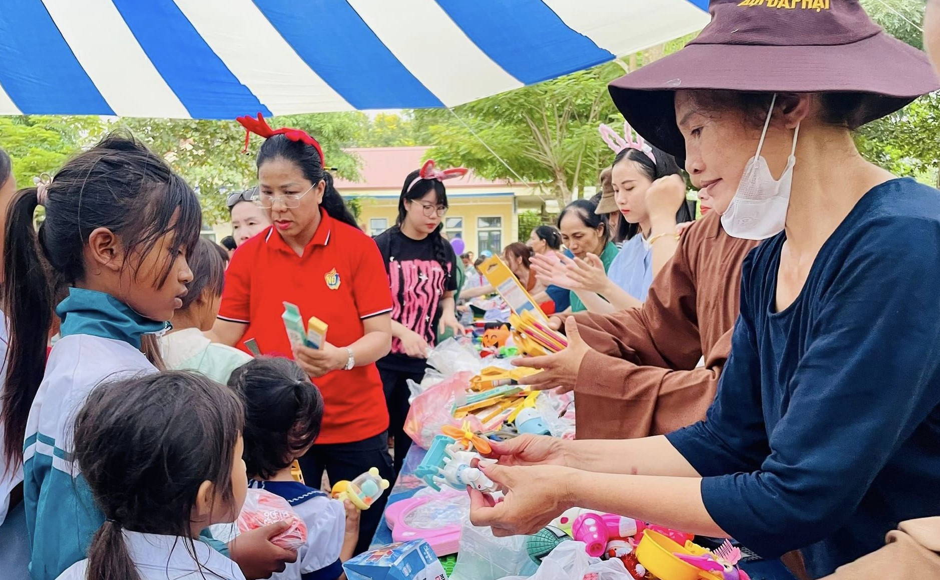 Trao quà trung thu cho 2.700 học sinh vùng Lìa