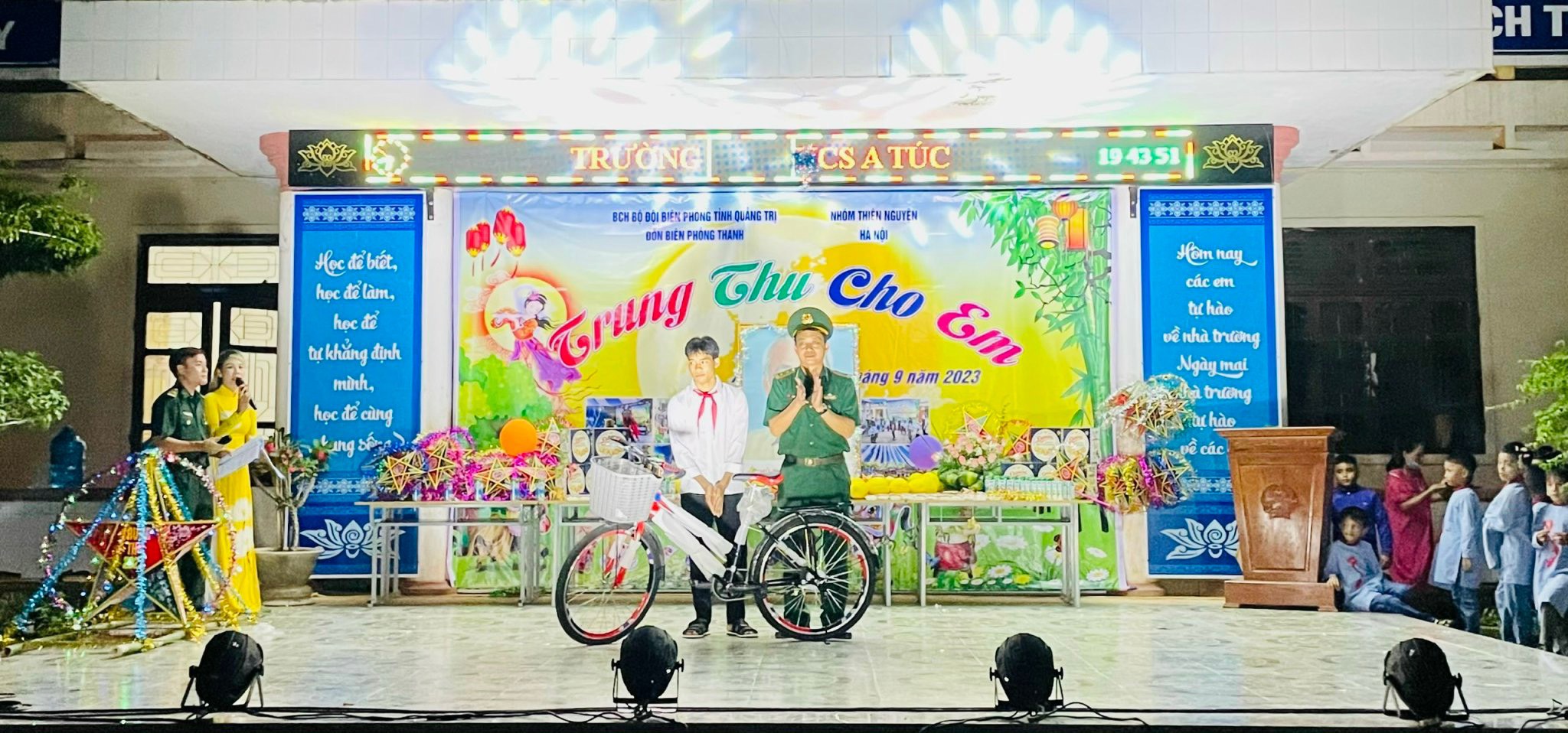 Trao quà trung thu cho 2.700 học sinh vùng Lìa