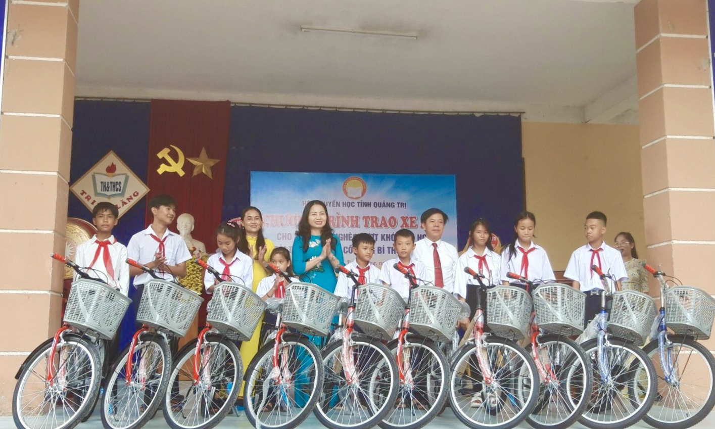 Trao tặng 20 chiếc xe đạp cho học sinh nghèo hiếu học