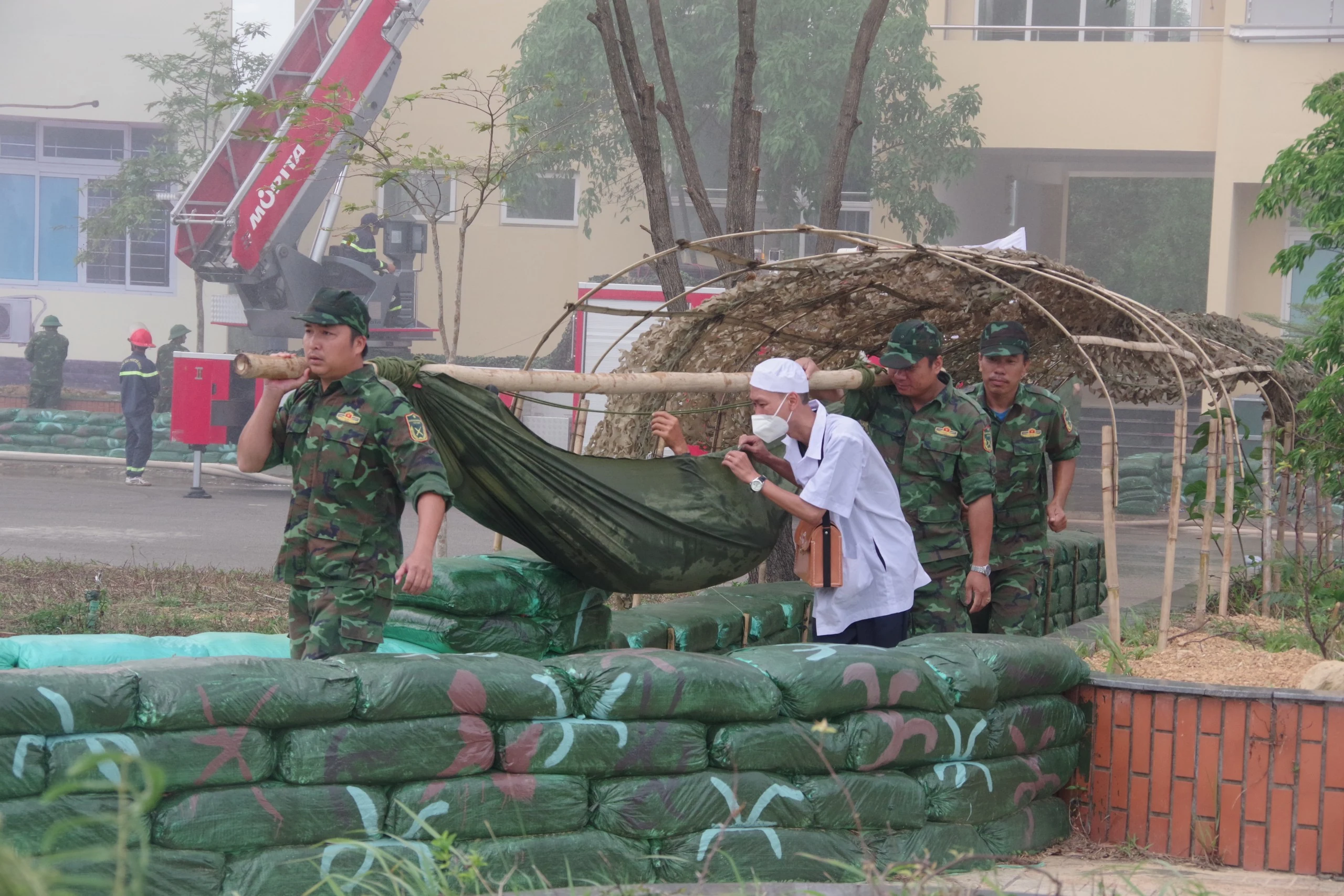 Thi đua hoàn thành xuất sắc nhiệm vụ chính trị