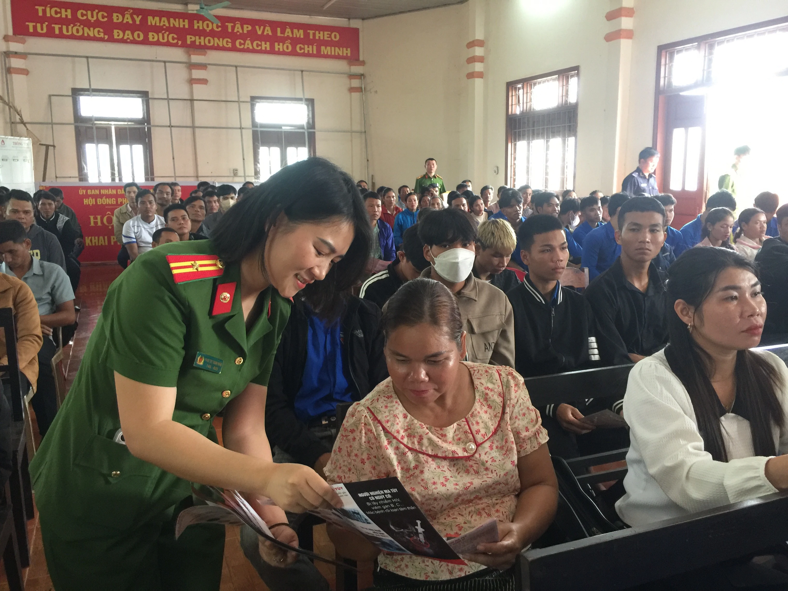 Tuyên truyền phòng chống ma túy cho người dân biên giới