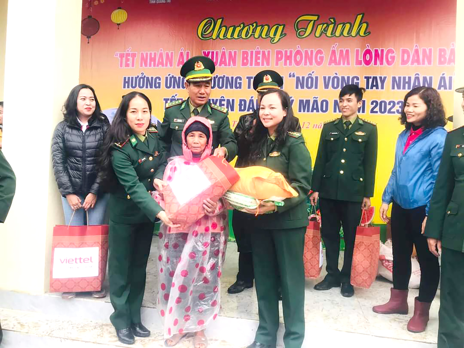 Nữ cán bộ biên phòng tận tâm với công việc