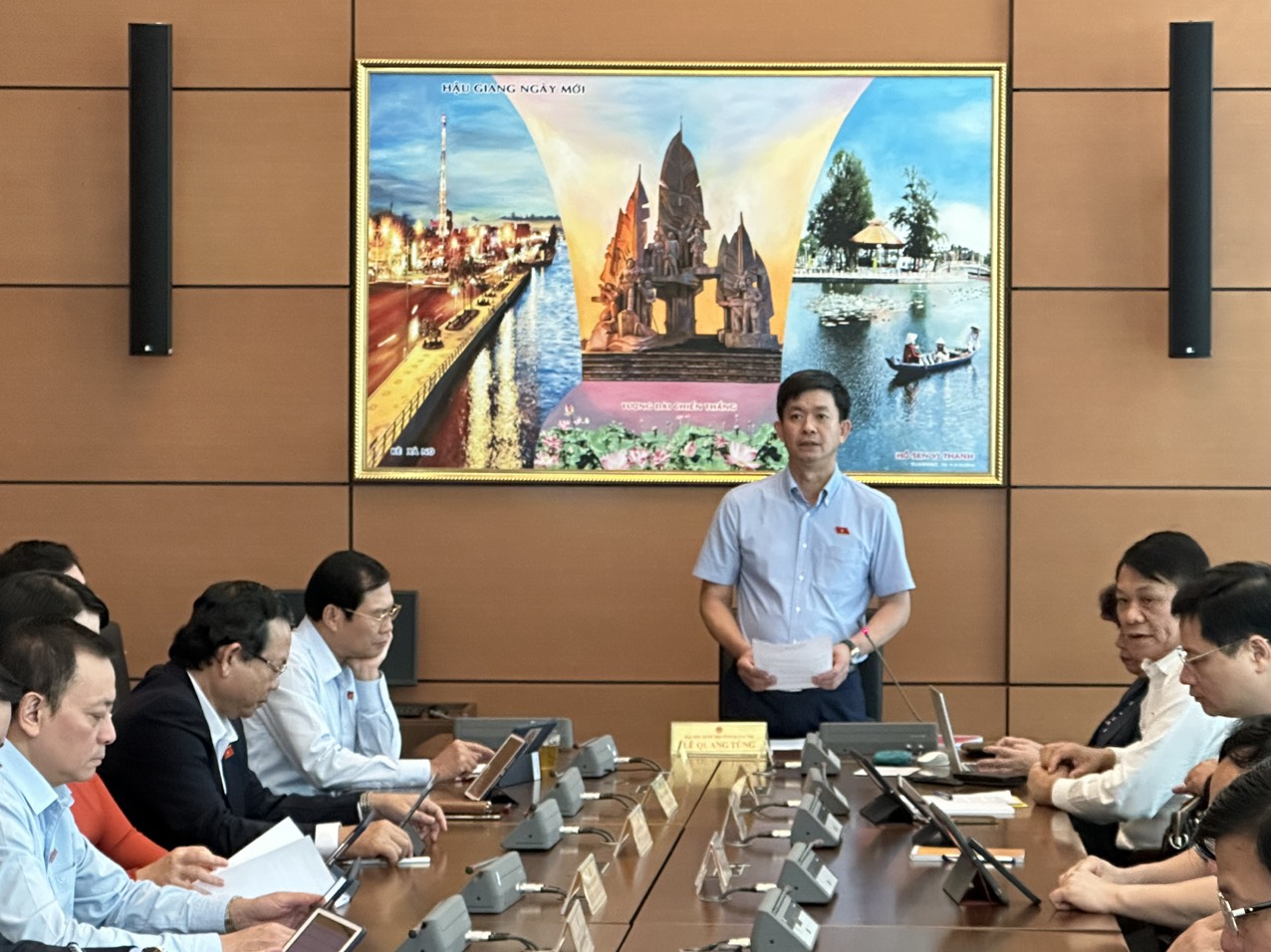 Bí thư Tỉnh ủy, Trưởng Đoàn ĐBQH tỉnh Quảng Trị Lê Quang Tùng điều hành phiên thảo luận tổ về Dự án Luật Tổ chức Tòa án nhân dân