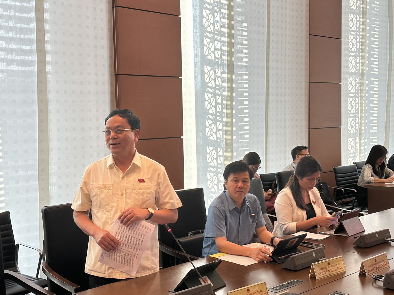 Bí thư Tỉnh ủy, Trưởng Đoàn ĐBQH tỉnh Quảng Trị Lê Quang Tùng điều hành phiên thảo luận tổ về Dự án Luật Tổ chức Tòa án nhân dân