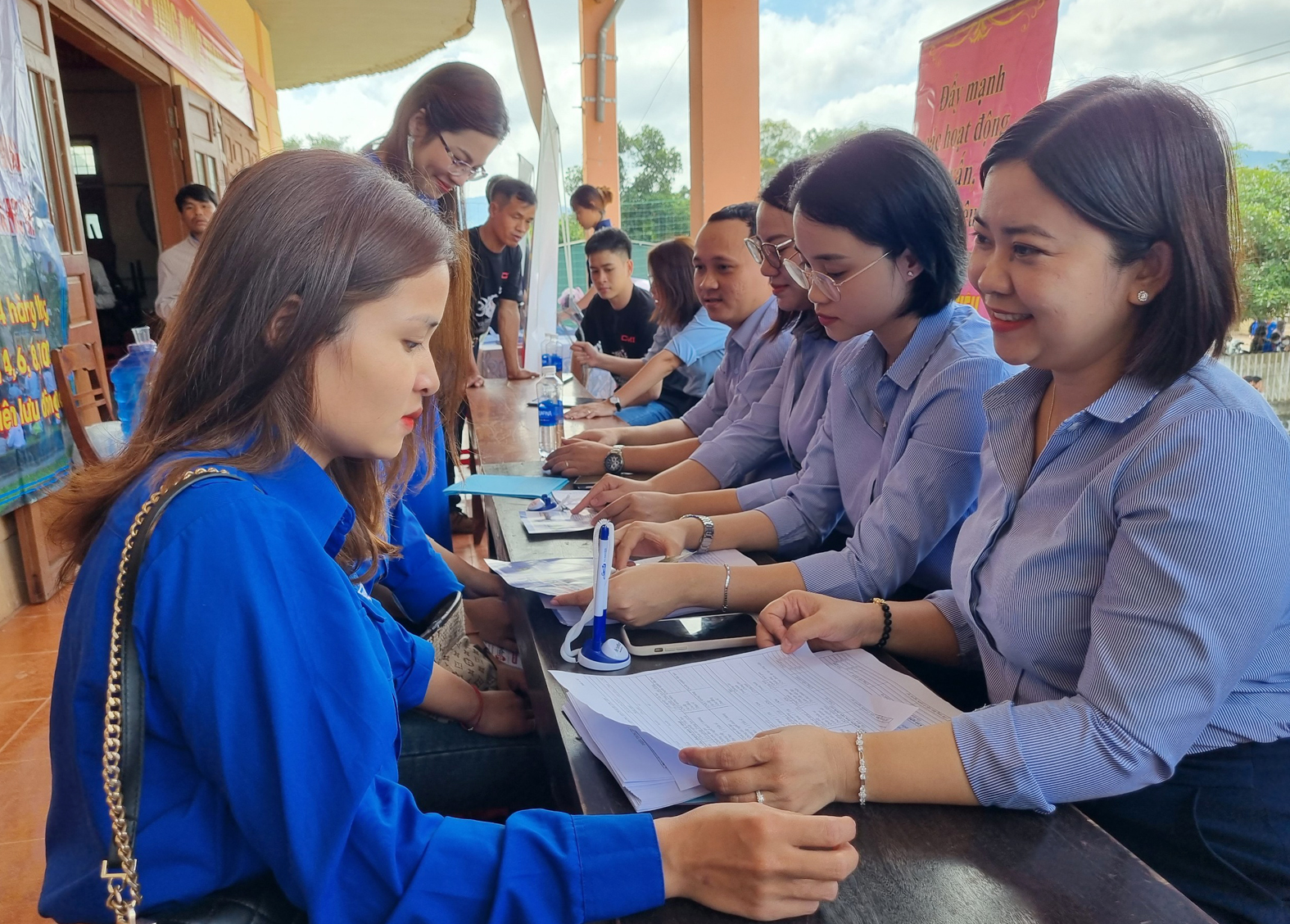 Hơn 500 người lao động, thanh niên huyện Hướng Hóa tham gia giao lưu, đối thoại việc làm