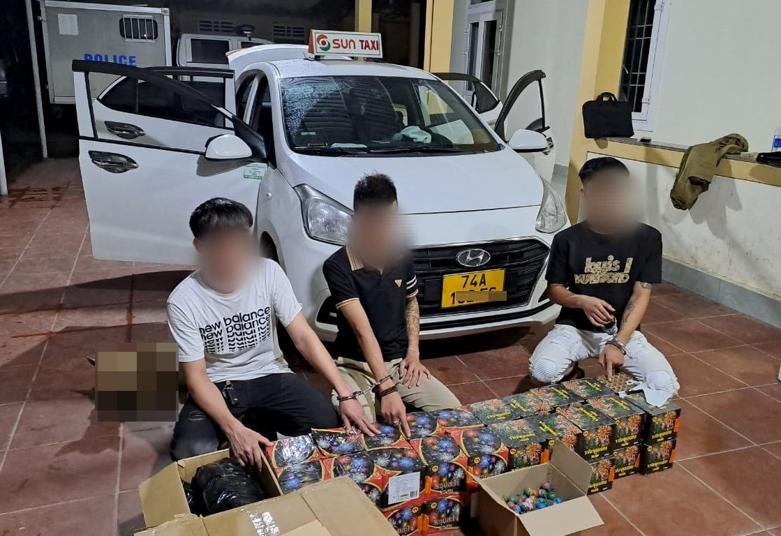 3 nam thanh niên dùng taxi vận chuyển trái phép 40 hộp pháo nổ và 200 viên pháo bi 