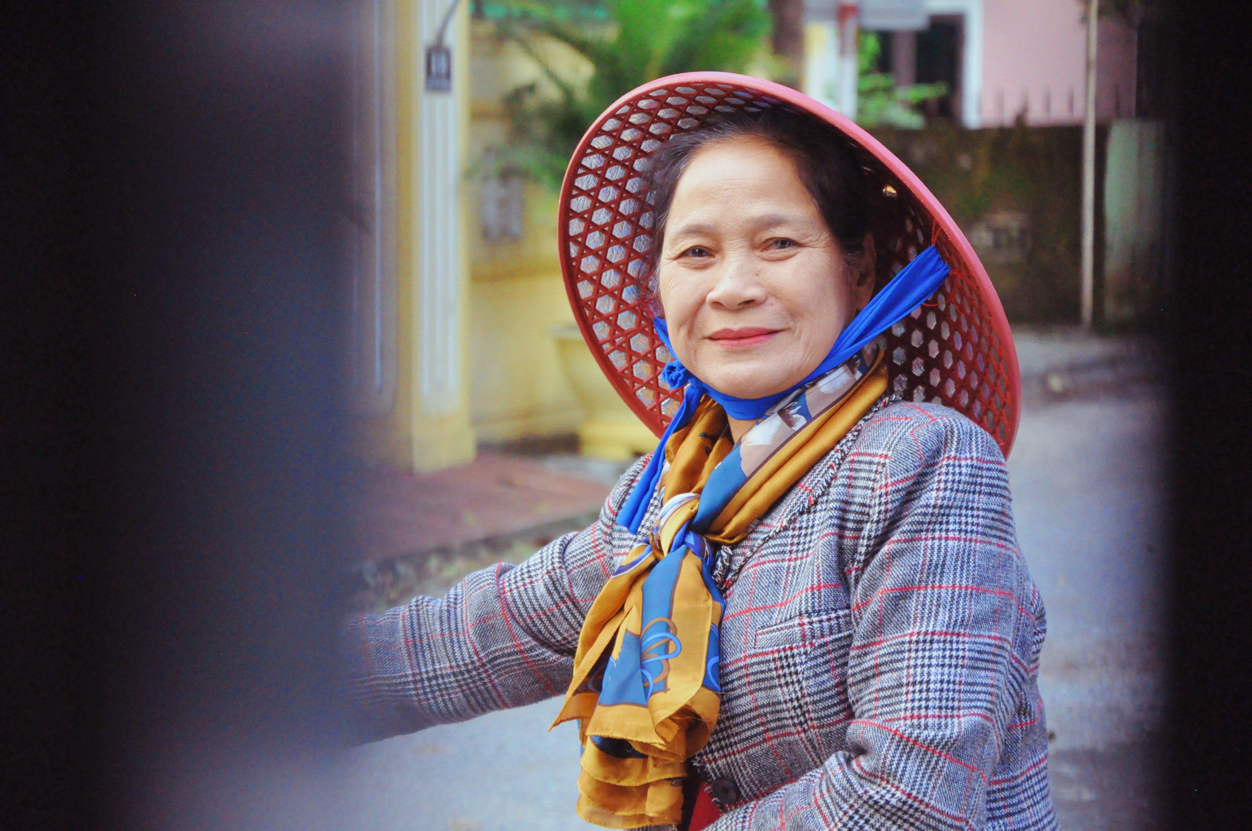 Nhặt ve chai, đồng nát giúp đỡ người nghèo