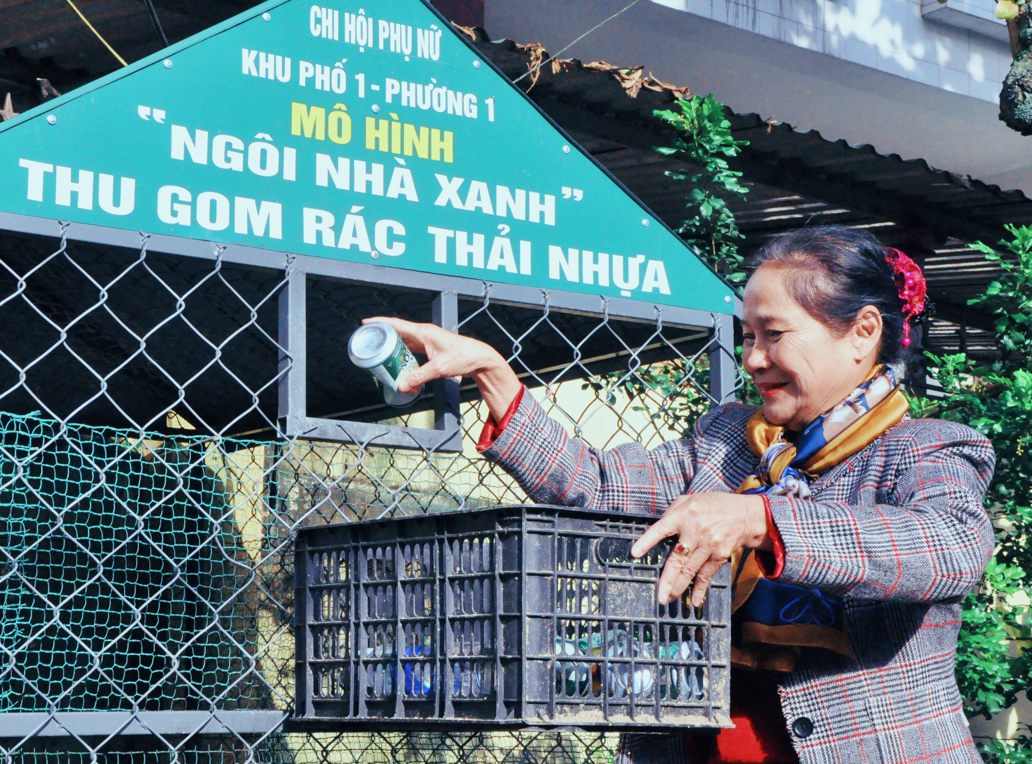 Nhặt ve chai, đồng nát giúp đỡ người nghèo