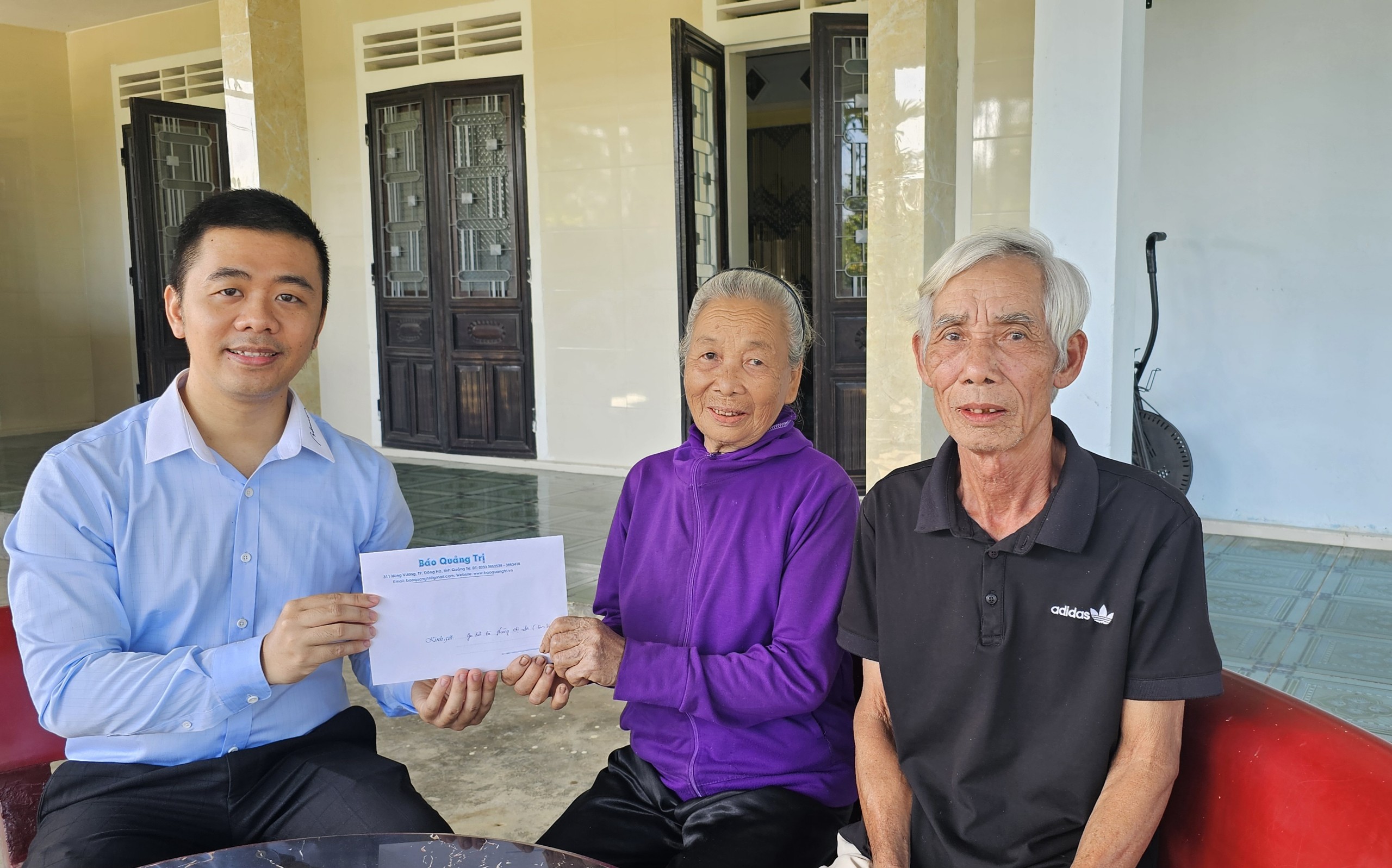 Báo Quảng Trị - Trường Trưng Vương: Trao quà cho các hoàn cảnh khó khăn