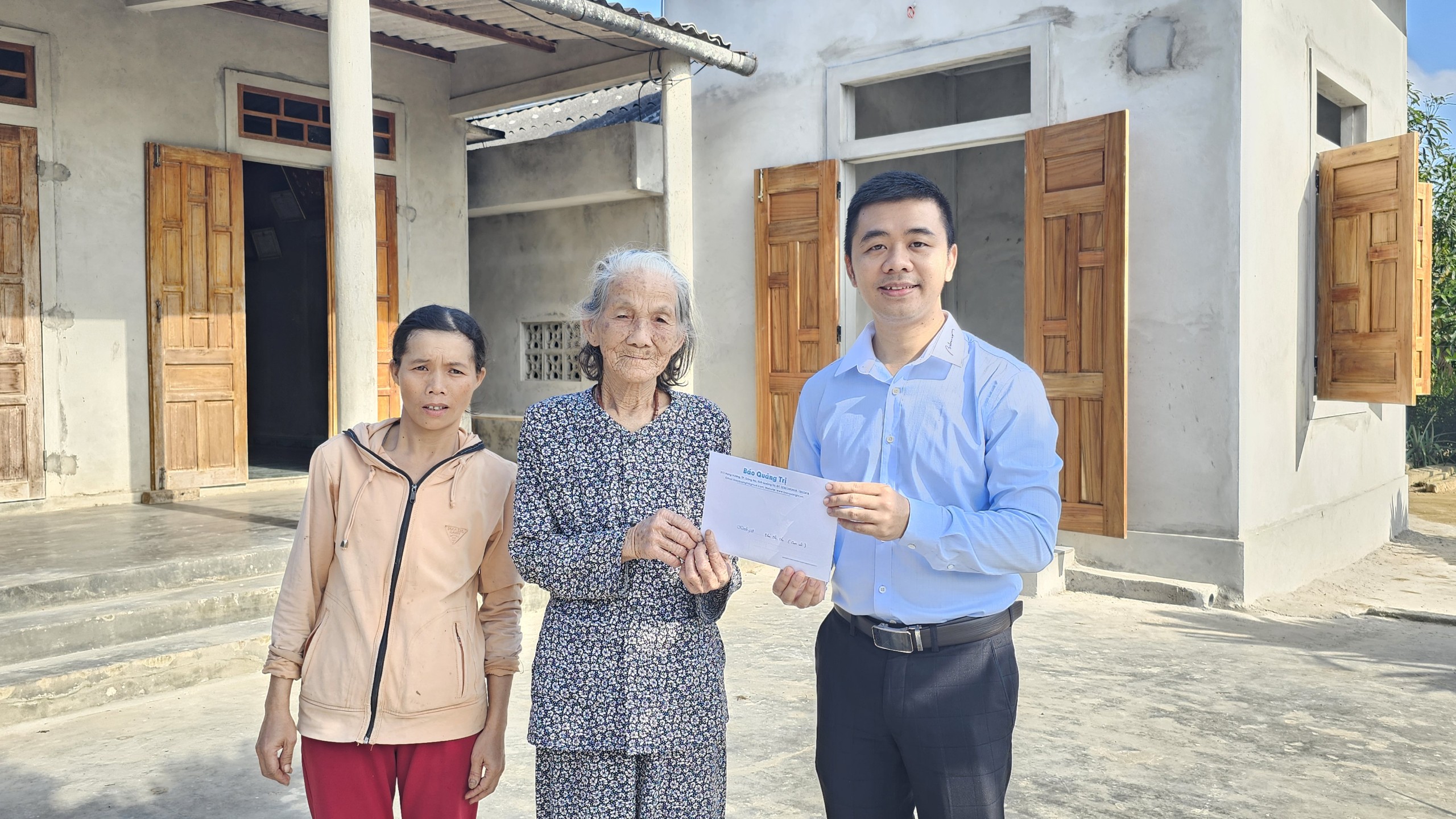 Báo Quảng Trị - Trường Trưng Vương: Trao quà cho các hoàn cảnh khó khăn