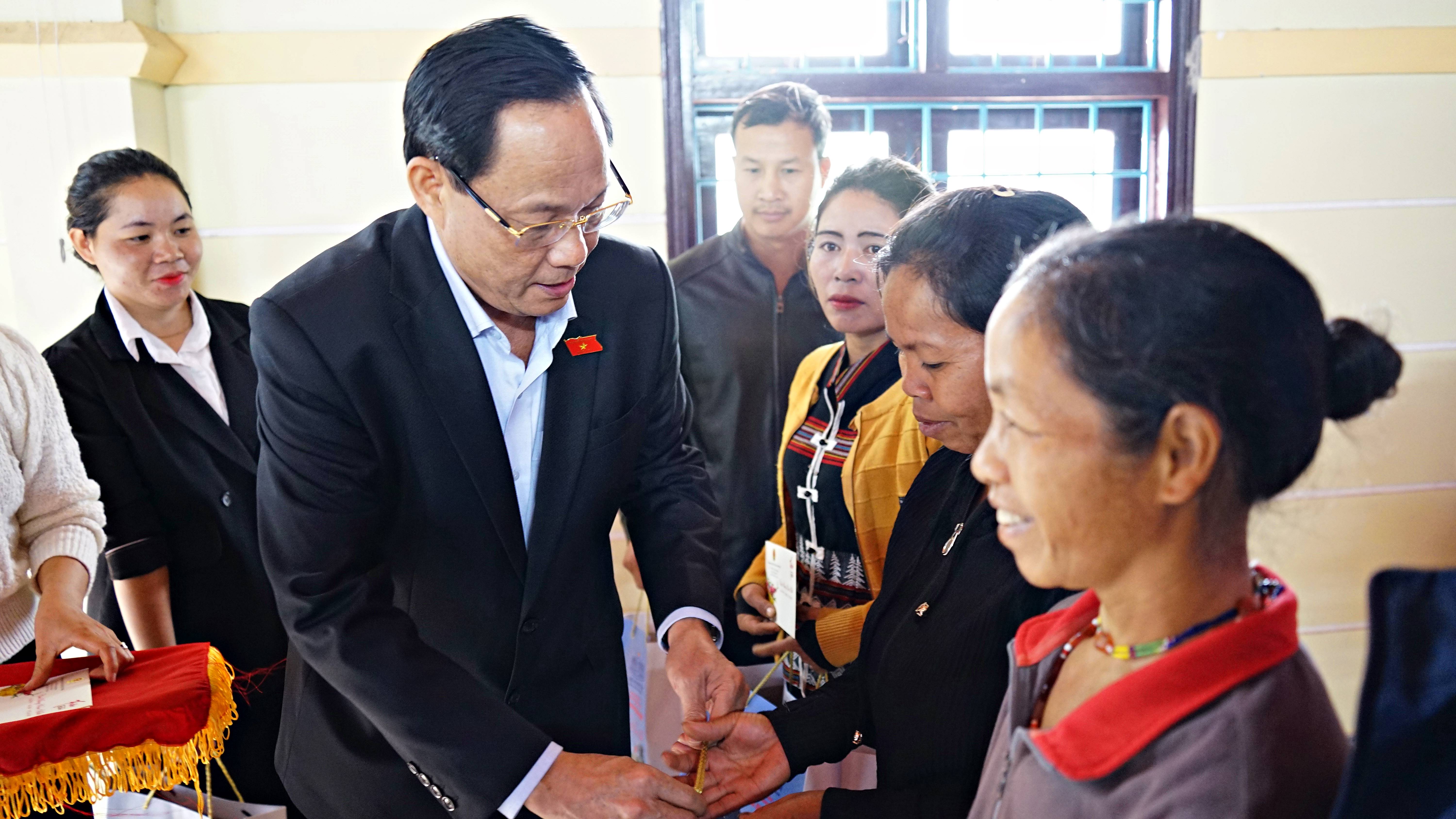 Phó Chủ tịch Quốc hội Trần Quang Phương thăm, chúc Tết tại Quảng Trị