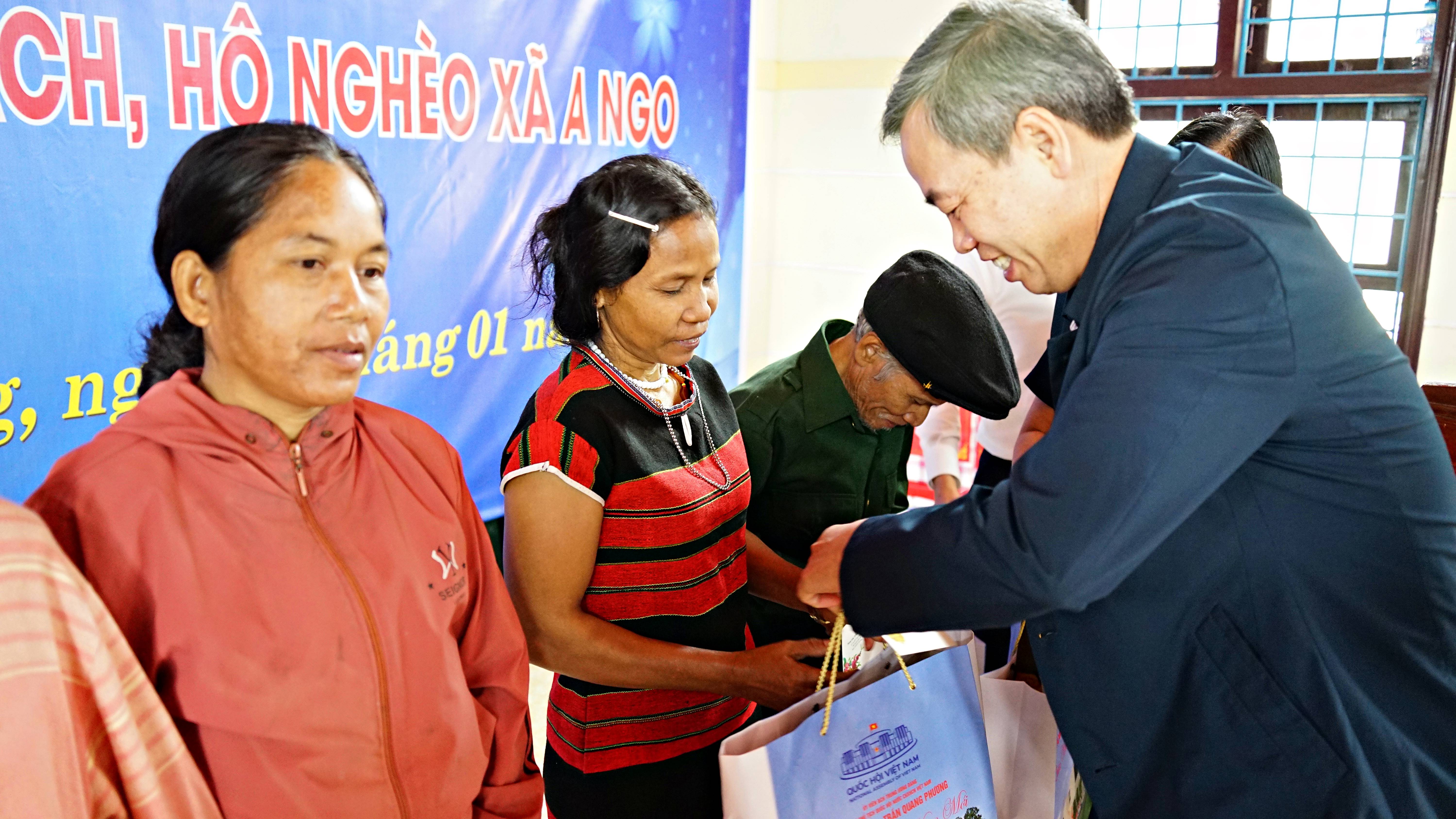 Phó Chủ tịch Quốc hội Trần Quang Phương thăm, chúc Tết tại Quảng Trị