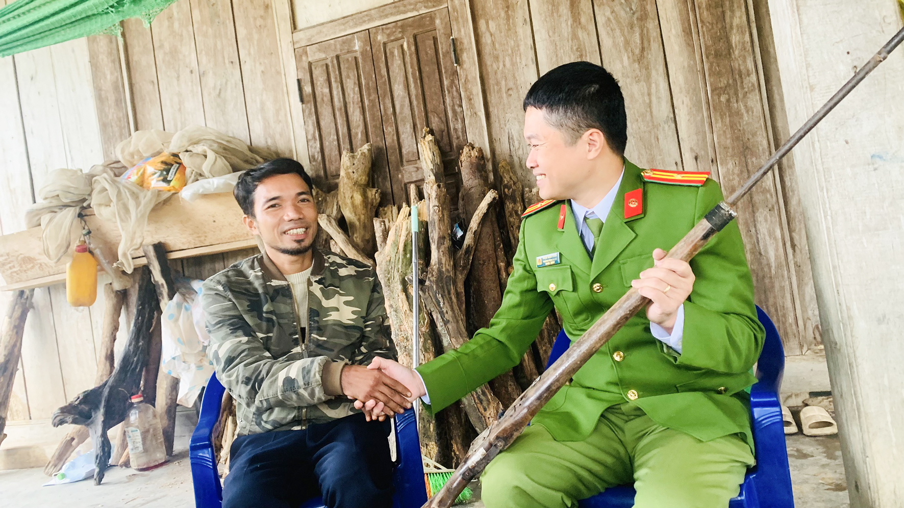 Đakrông đẩy mạnh tuyên truyền, vận động thu hồi vũ khí, vật liệu nổ
