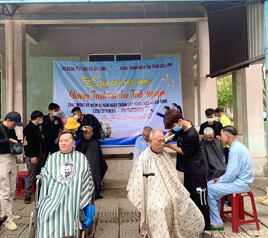 Những “cây kéo vàng” lan tỏa yêu thương
