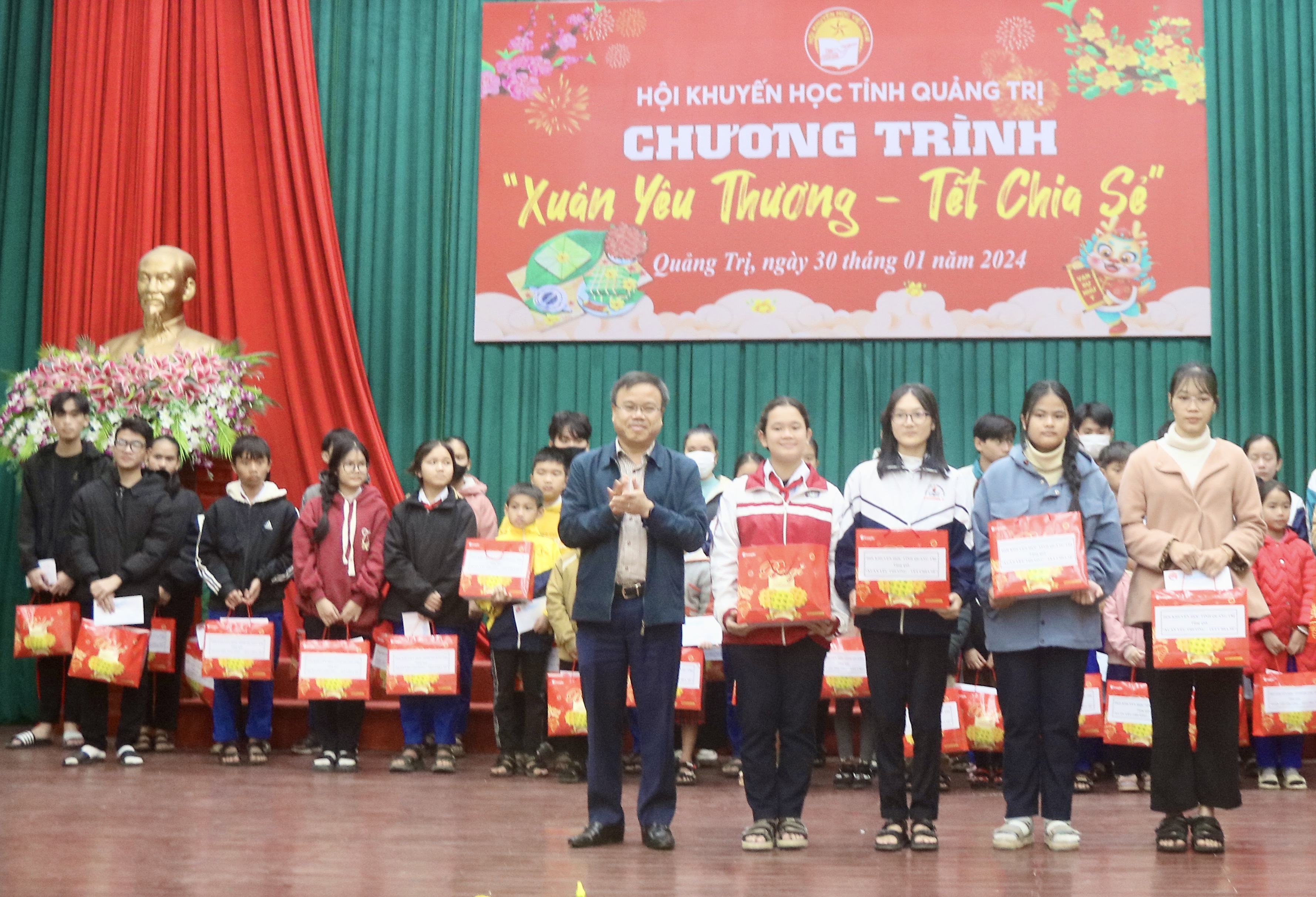 Tặng 146 suất quà Tết cho học sinh, sinh viên nghèo hiếu học