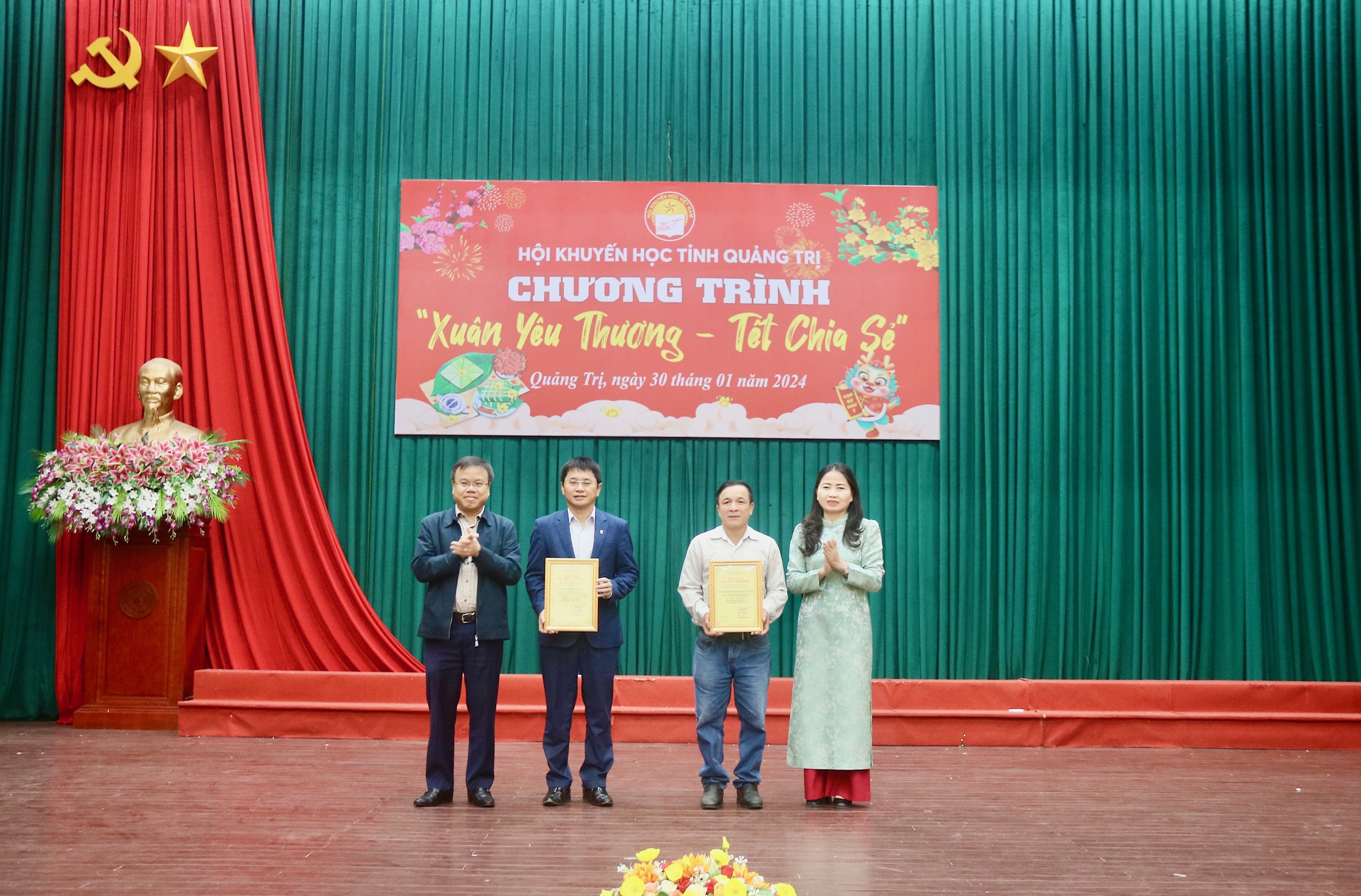 Tặng 146 suất quà Tết cho học sinh, sinh viên nghèo hiếu học