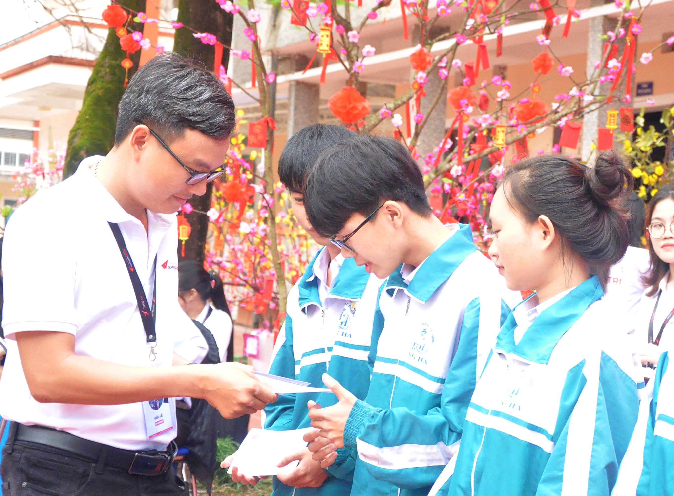 Sự tiếp sức lặng thầm