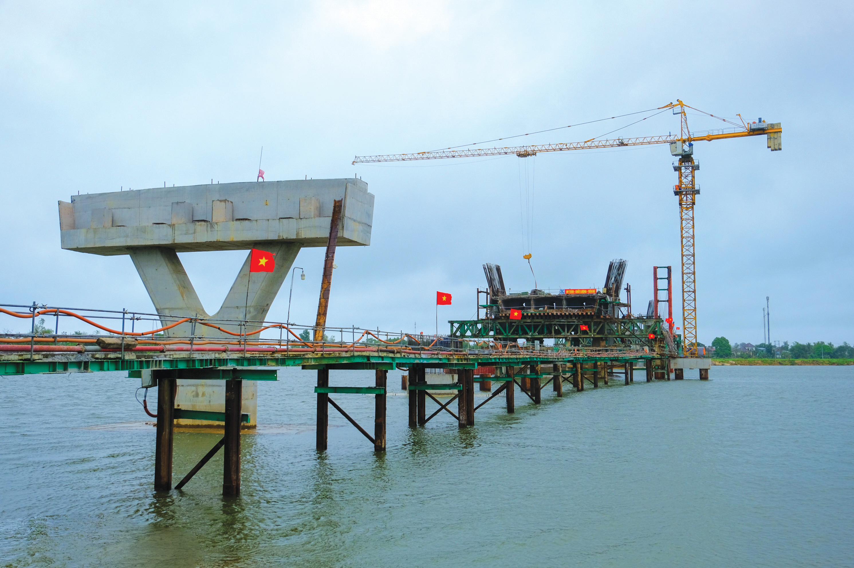 Phóng sự ảnh: Ngày xuân trên những công trình