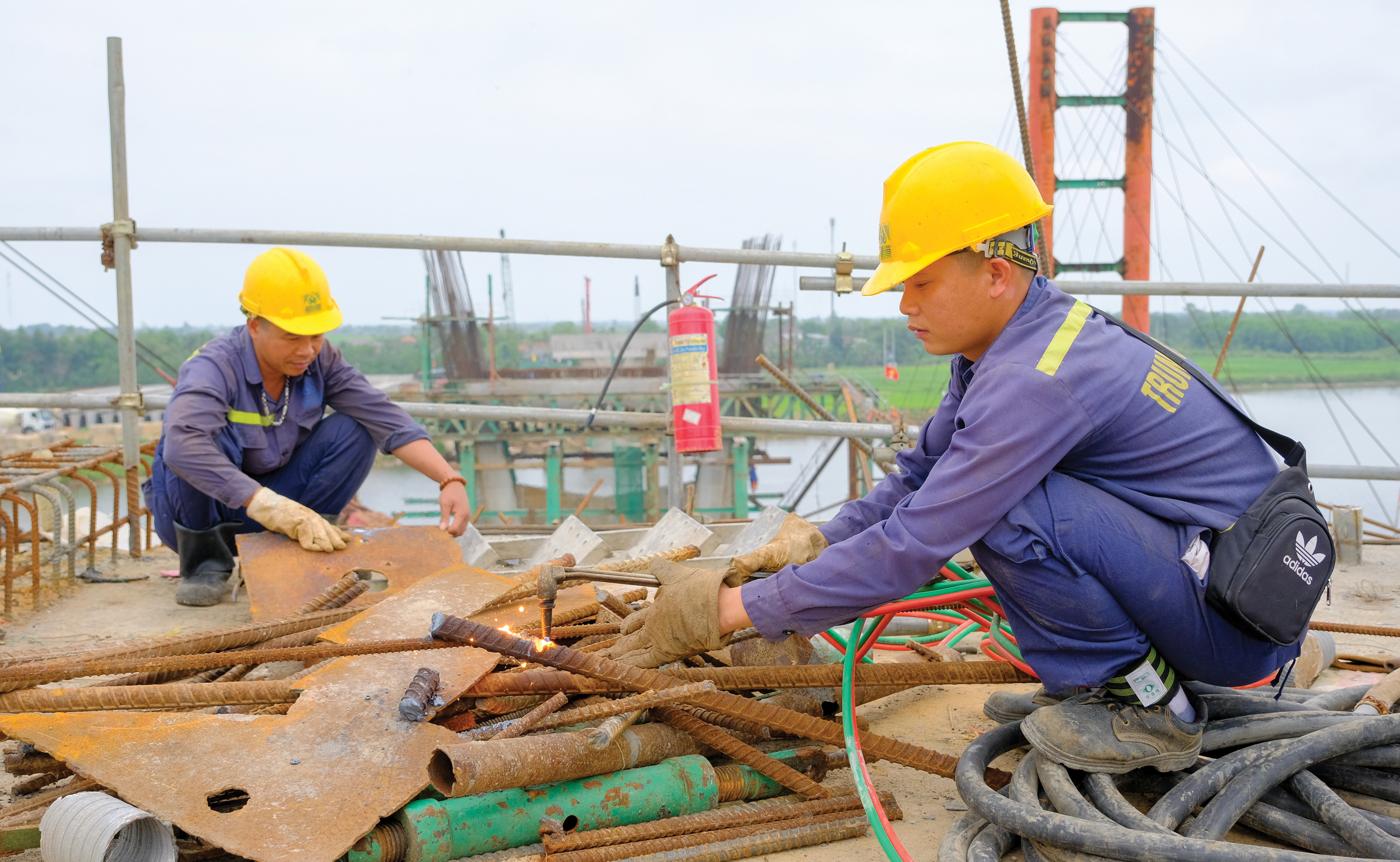 Phóng sự ảnh: Ngày xuân trên những công trình
