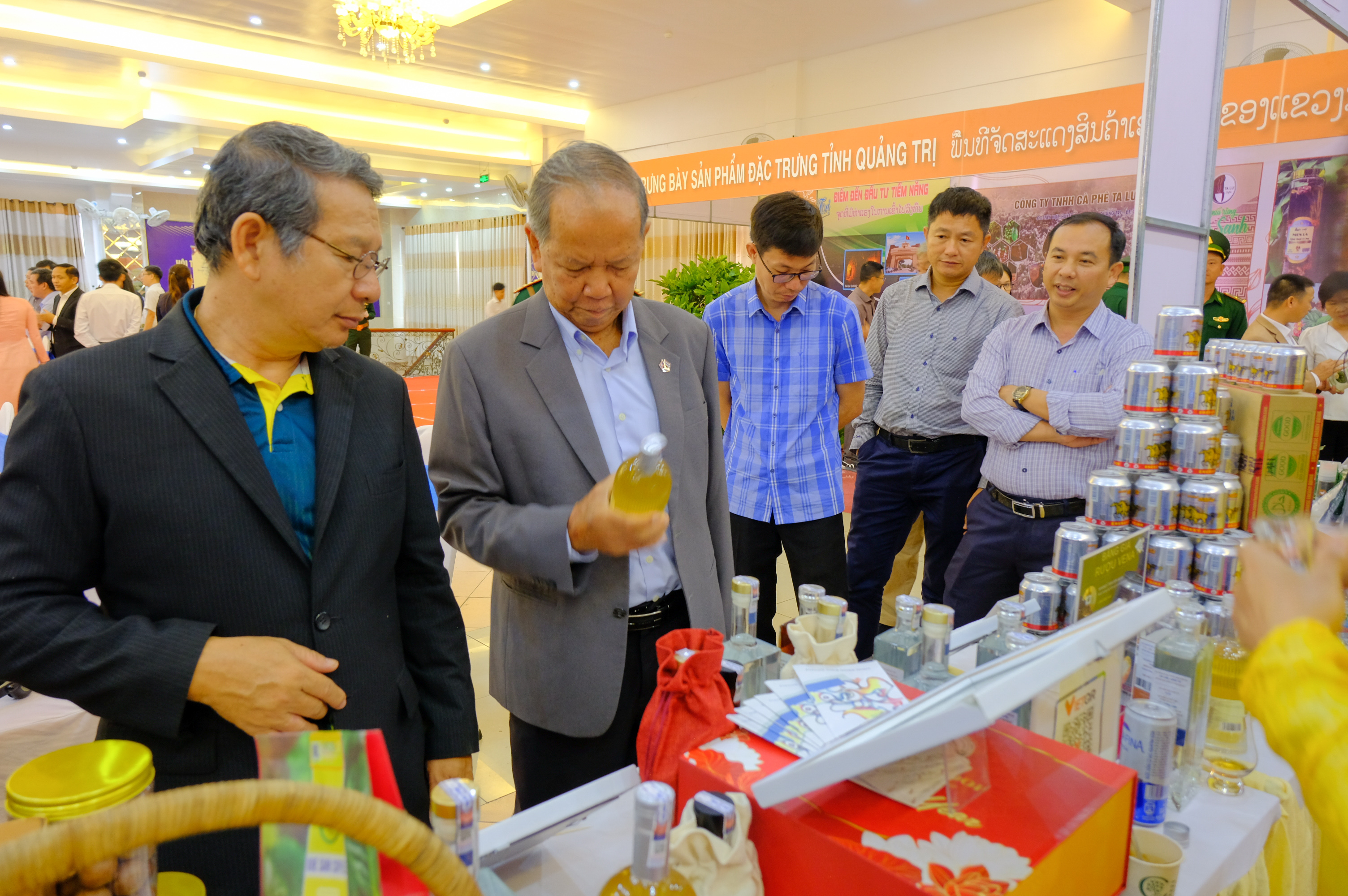 Tham vấn đề xuất mô hình Khu Kinh tế thương mại xuyên biên giới chung Lao Bảo - Densavan
