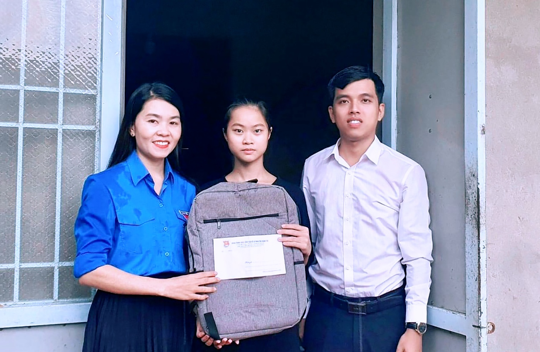Trao cho em thơ nụ cười