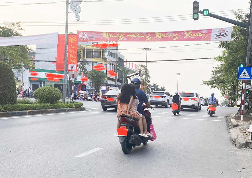 Cần quan tâm đội mũ bảo hiểm cho trẻ em khi tham gia giao thông