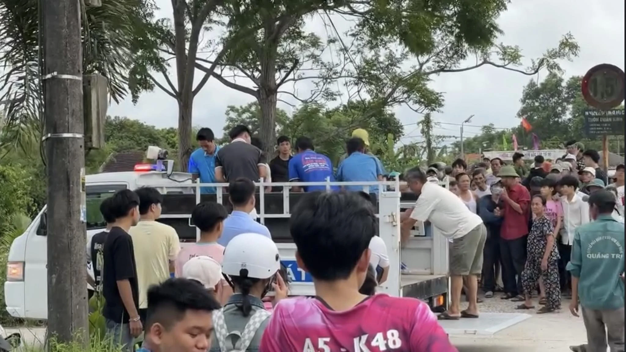 Rơi từ lan can cầu xuống sông, nam thanh niên ở Hải Lăng đuối nước tử vong