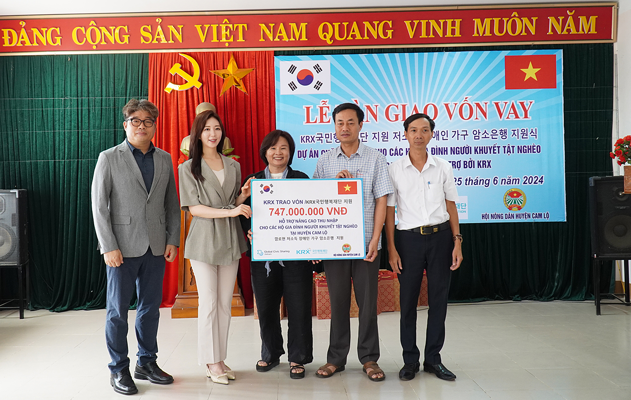 Công ty Chứng khoán Hàn Quốc tài trợ gần 750 triệu đồng vốn vay cho các hộ gia đình khuyết tật nghèo huyện Cam Lộ phát triển chăn nuôi bò