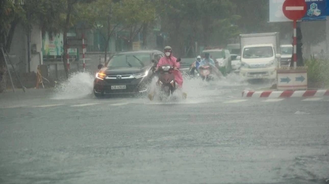 Áp thấp nhiệt đới áp sát bờ biển miền Trung, đổ bộ chiều nay