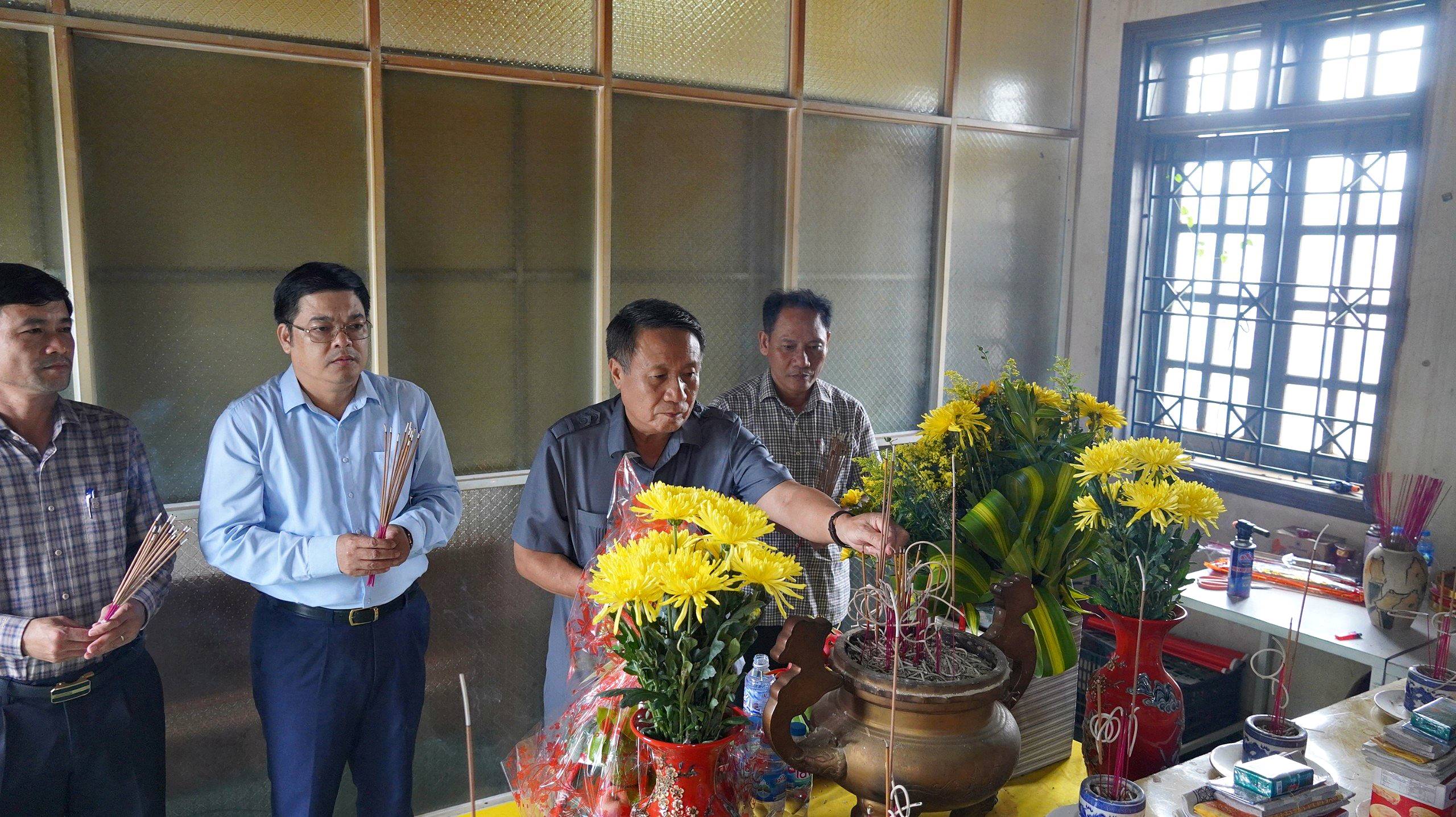 Phó Chủ tịch Thường trực UBND tỉnh Hà Sỹ Đồng dâng hương viếng các liệt sĩ vừa được quy tập tại huyện Hướng Hóa