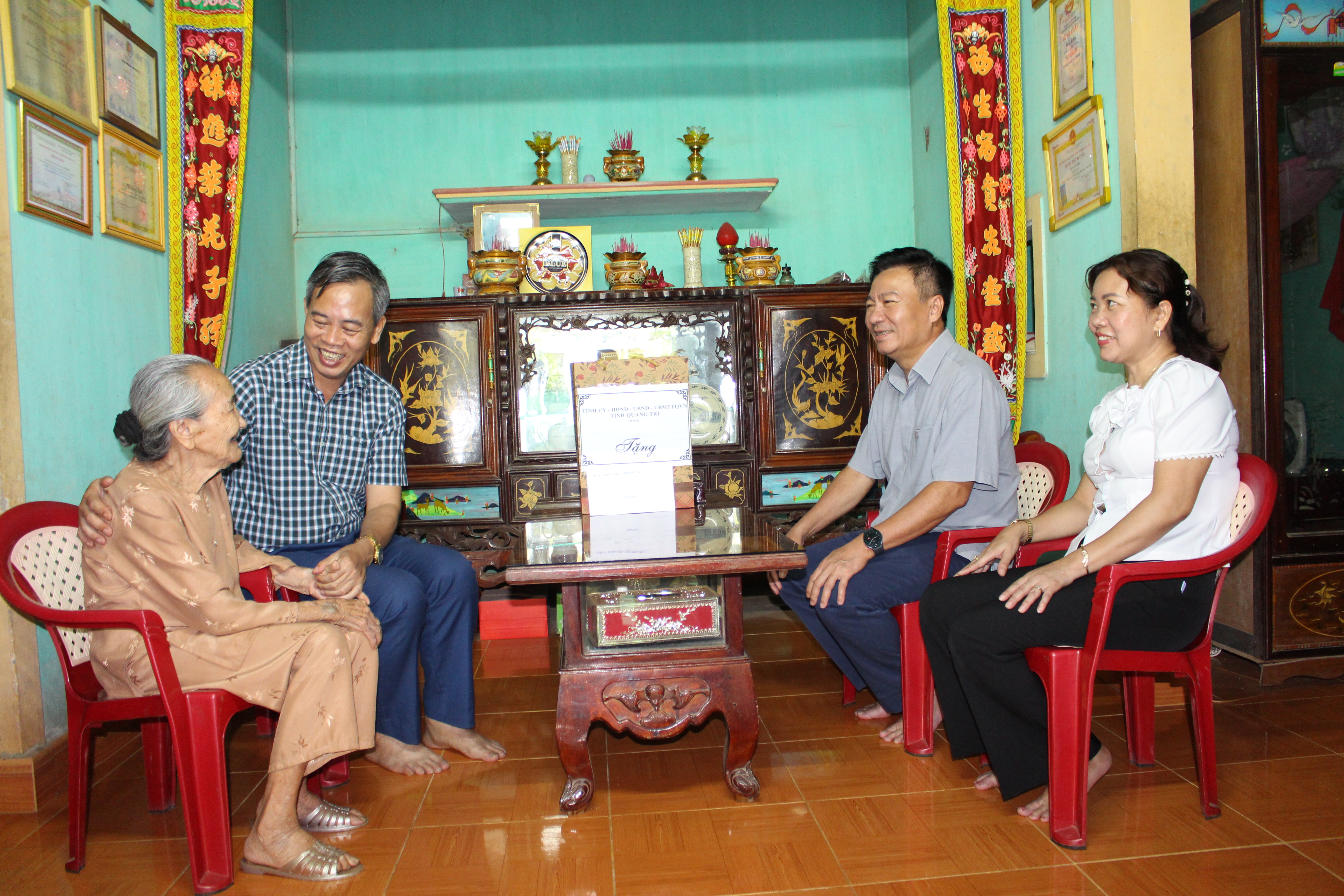 Phó Bí thư Thường trực Tỉnh ủy, Chủ tịch HĐND tỉnh Nguyễn Đăng Quang; Chủ tịch Ủy ban MTTQ Việt Nam tỉnh Đào Mạnh Hùng thăm, tặng quà các gia đình chính sách