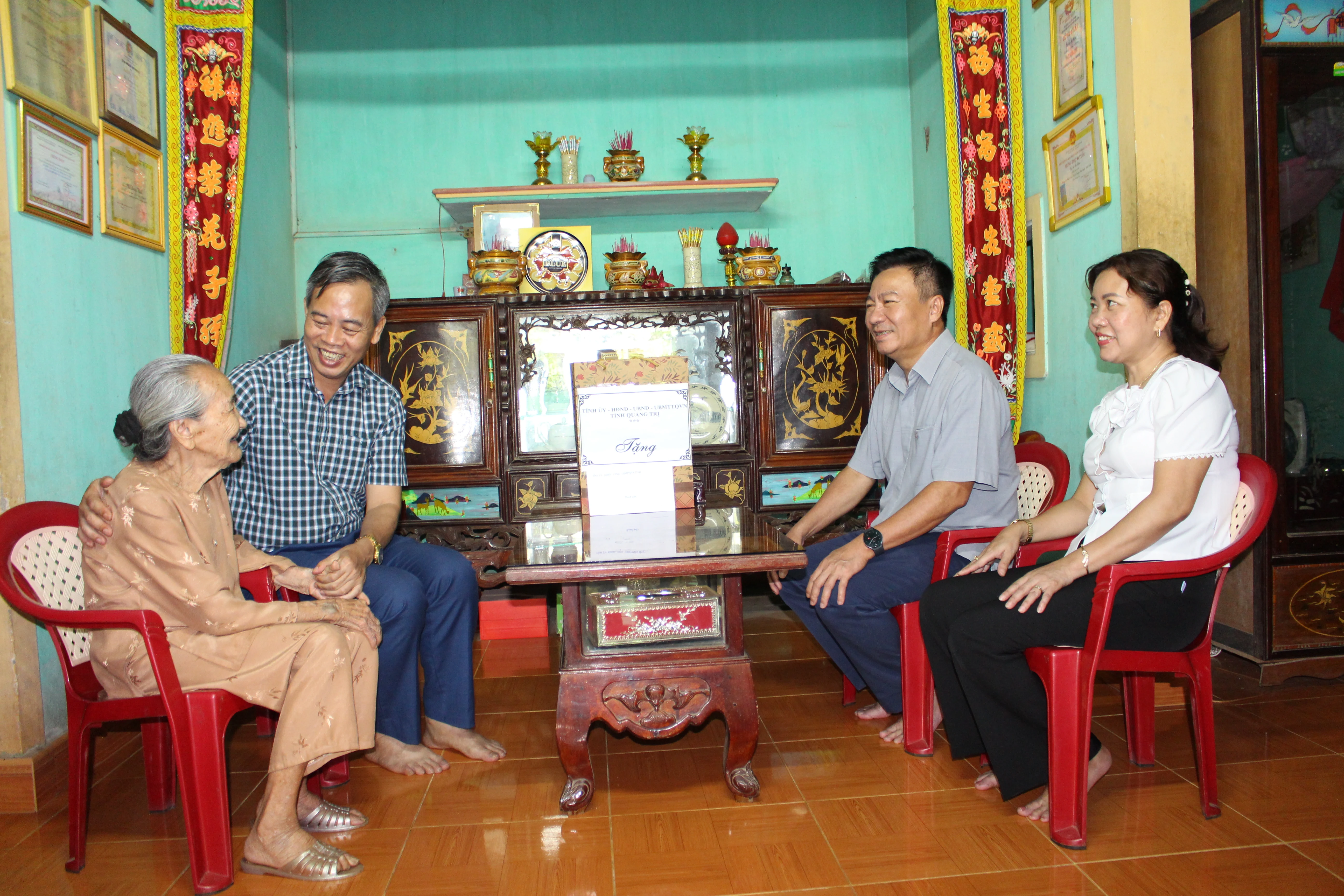 Phó Bí thư Thường trực Tỉnh ủy, Chủ tịch HĐND tỉnh Nguyễn Đăng Quang; Chủ tịch Ủy ban MTTQ Việt Nam tỉnh Đào Mạnh Hùng thăm, tặng quà các gia đình chính sách