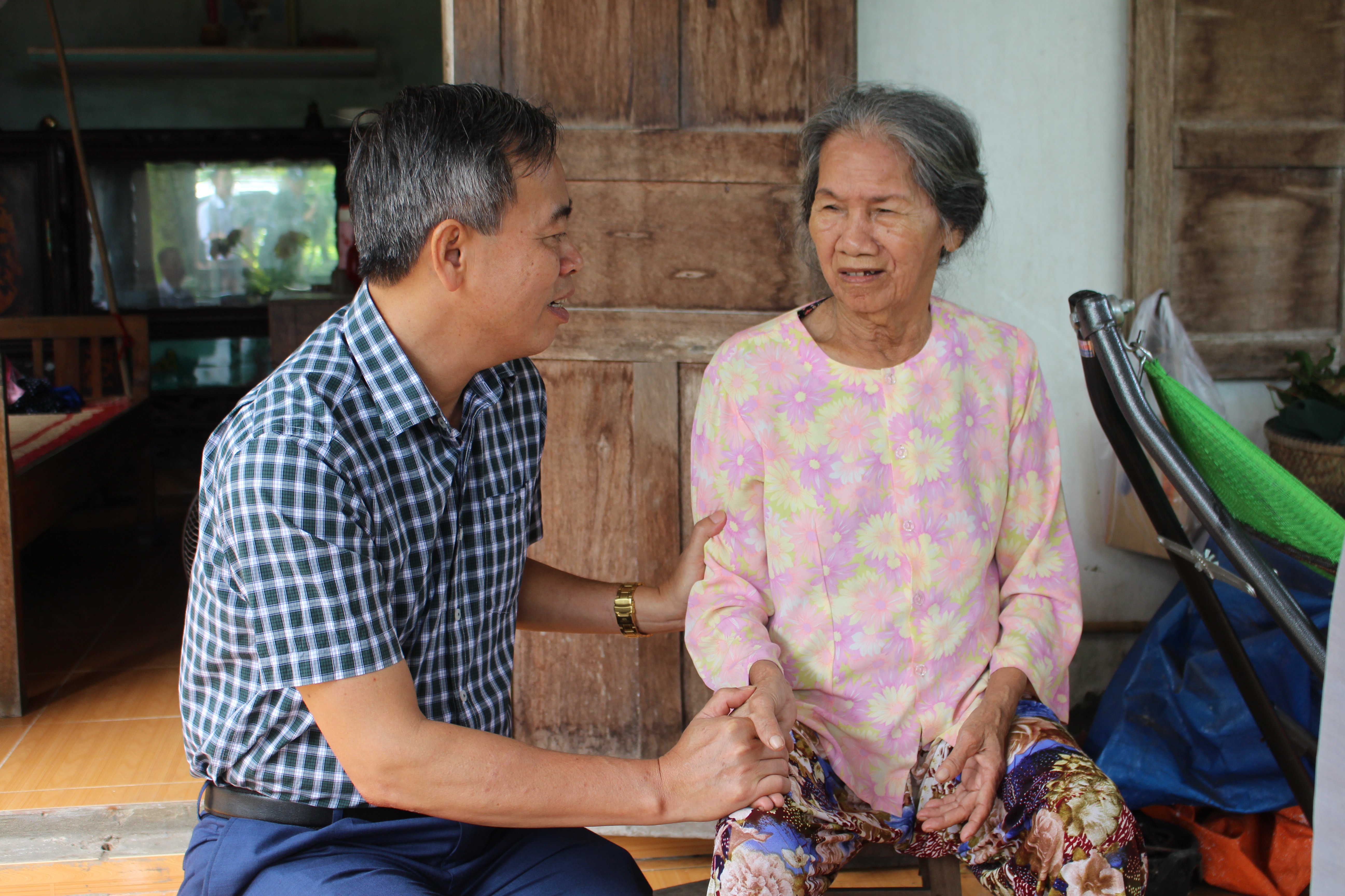 Phó Bí thư Thường trực Tỉnh ủy, Chủ tịch HĐND tỉnh Nguyễn Đăng Quang; Chủ tịch Ủy ban MTTQ Việt Nam tỉnh Đào Mạnh Hùng thăm, tặng quà các gia đình chính sách