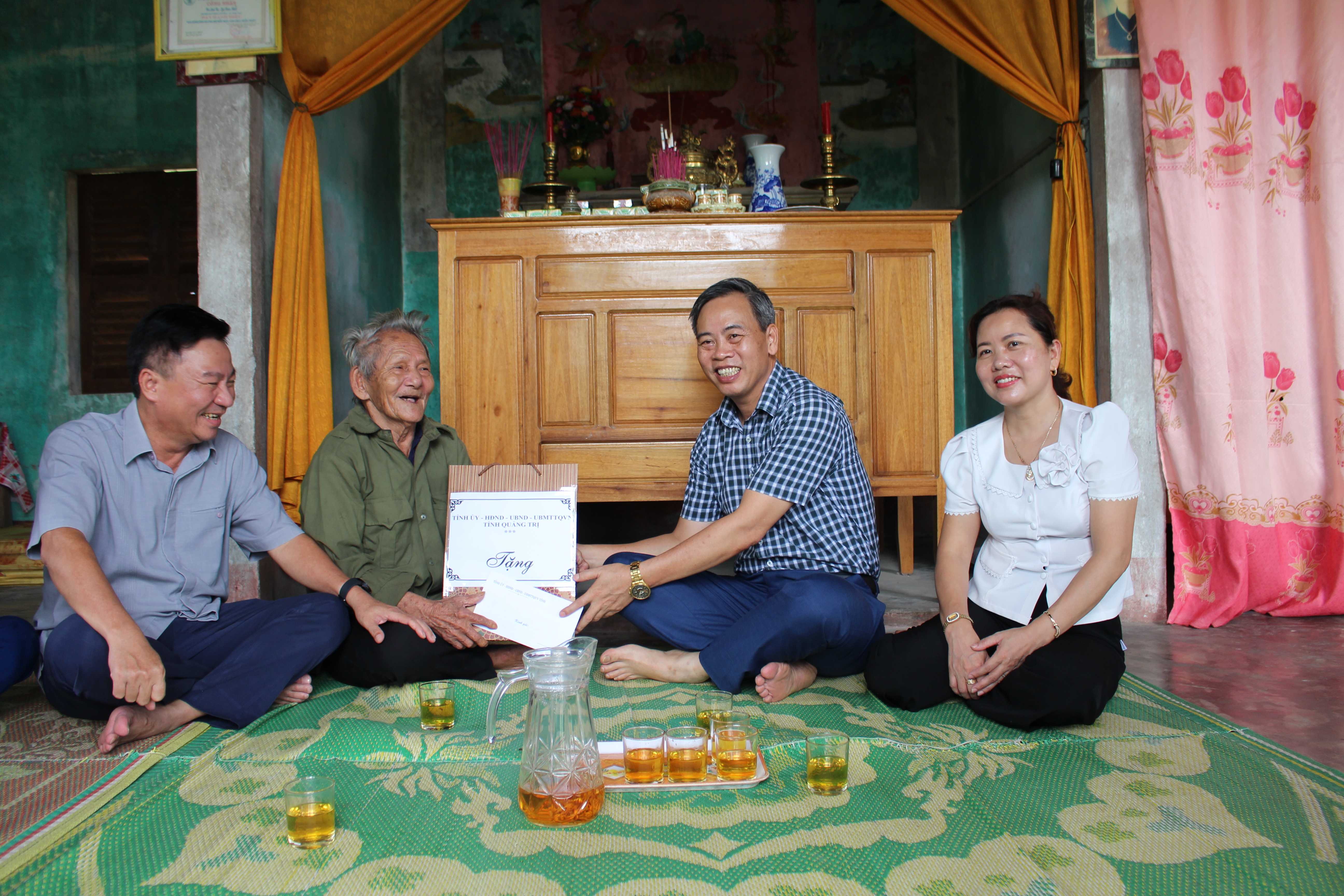 Phó Bí thư Thường trực Tỉnh ủy, Chủ tịch HĐND tỉnh Nguyễn Đăng Quang; Chủ tịch Ủy ban MTTQ Việt Nam tỉnh Đào Mạnh Hùng thăm, tặng quà các gia đình chính sách