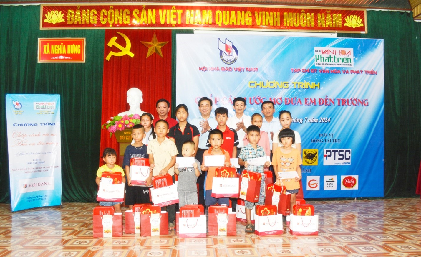 Chương trình “Chắp cánh ước mơ đưa em đến trường” - Tiếp thêm động lực cho trẻ em nghèo hiếu học