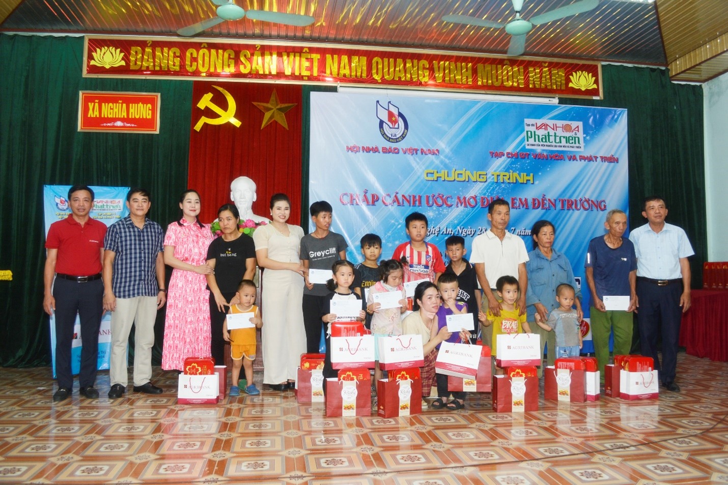 Chương trình “Chắp cánh ước mơ đưa em đến trường” - Tiếp thêm động lực cho trẻ em nghèo hiếu học