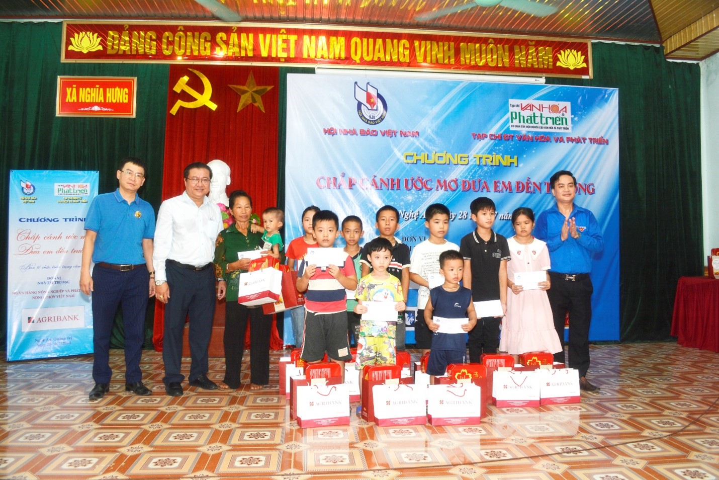 Chương trình “Chắp cánh ước mơ đưa em đến trường” - Tiếp thêm động lực cho trẻ em nghèo hiếu học