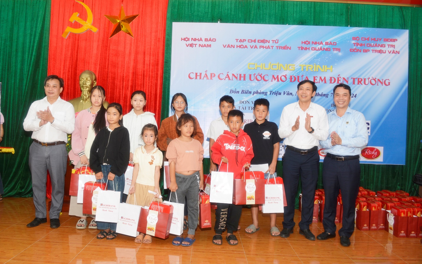 Chương trình “Chắp cánh ước mơ đưa em đến trường” - Tiếp thêm động lực cho trẻ em nghèo hiếu học