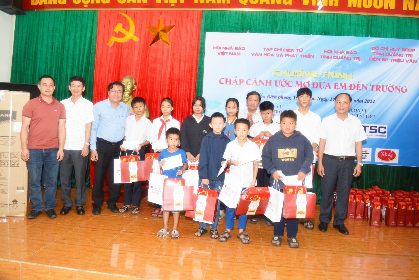 Chương trình “Chắp cánh ước mơ đưa em đến trường” - Tiếp thêm động lực cho trẻ em nghèo hiếu học