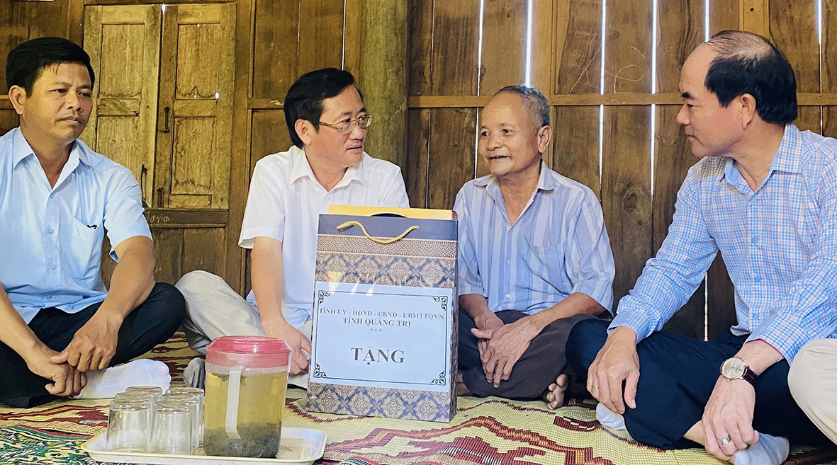 Để đổi mới bản làng, “đất vàng” cũng hiến