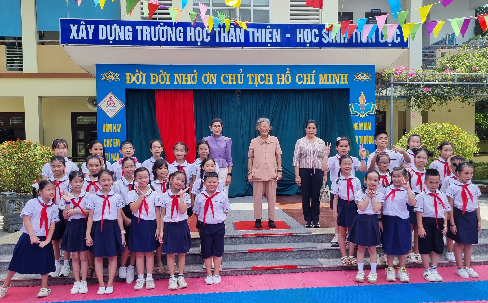Công chúa Thái Lan Maha Chakri Sirindhorn thăm Trường Tiểu học Nguyễn Tất Thành, TP. Đông Hà