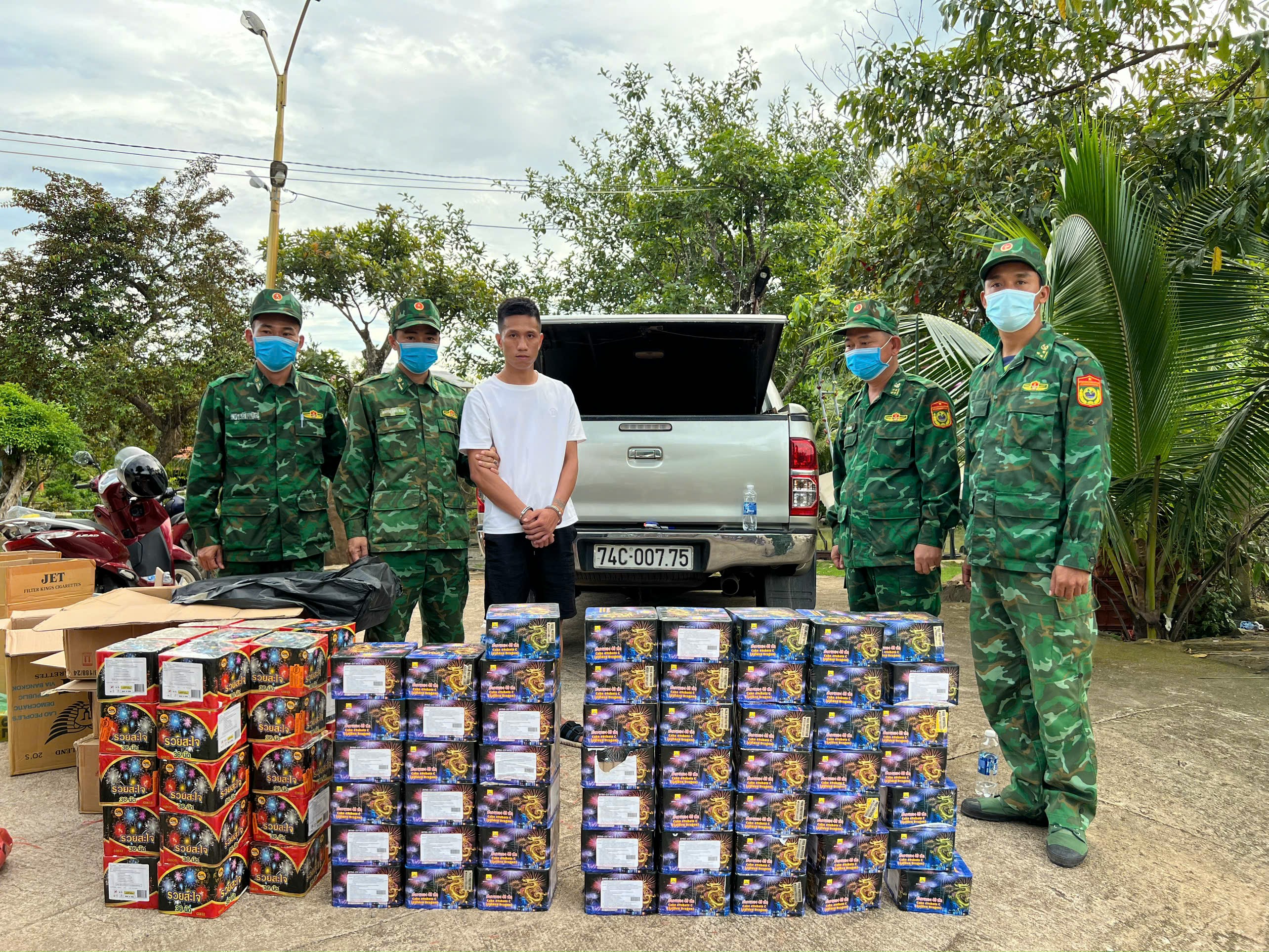 Biên phòng Quảng Trị bắt đối tượng lái ô tô chở hơn 150 kg pháo lậu