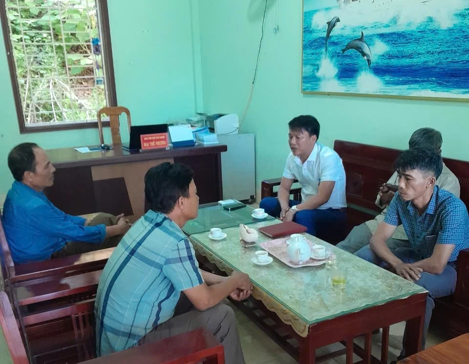Tình trạng bò thả rông trên Tỉnh lộ 585: Đề nghị các hộ chăn nuôi bò ký cam kết