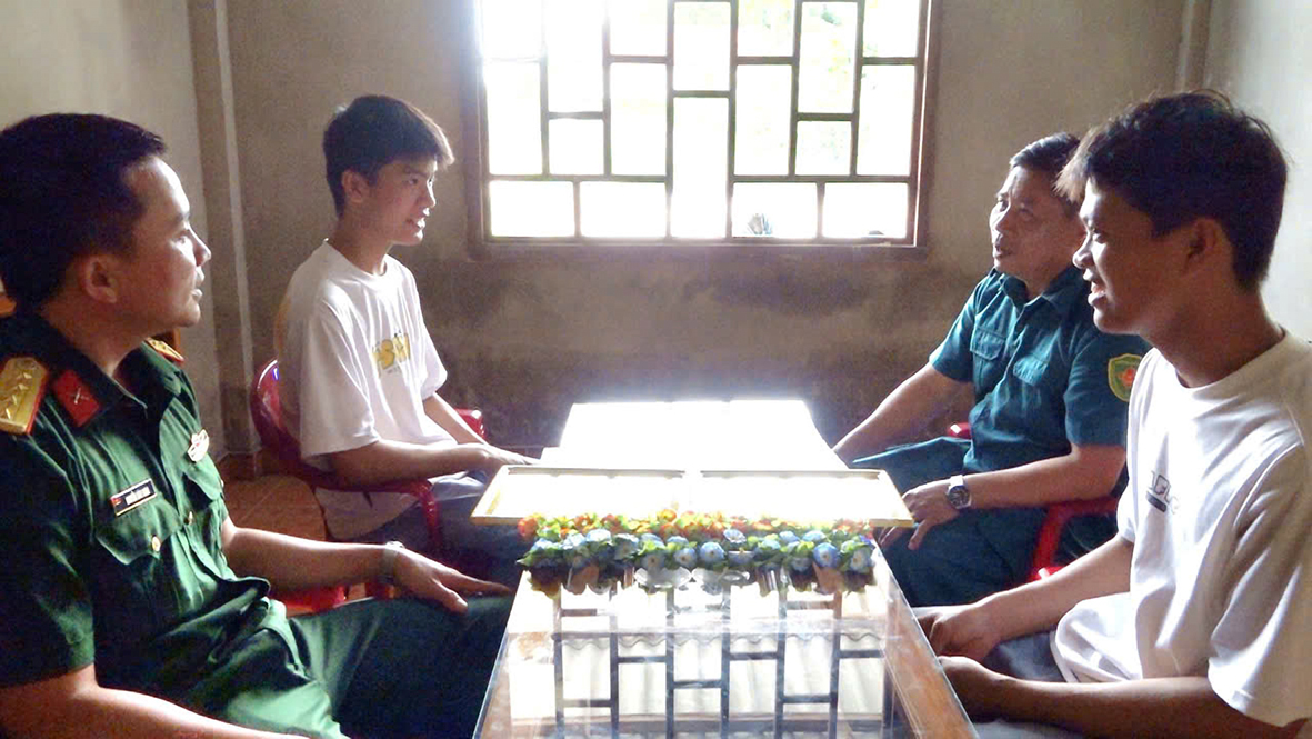 Hai anh em song sinh cùng trúng tuyển vào Trường Sĩ quan Chính trị