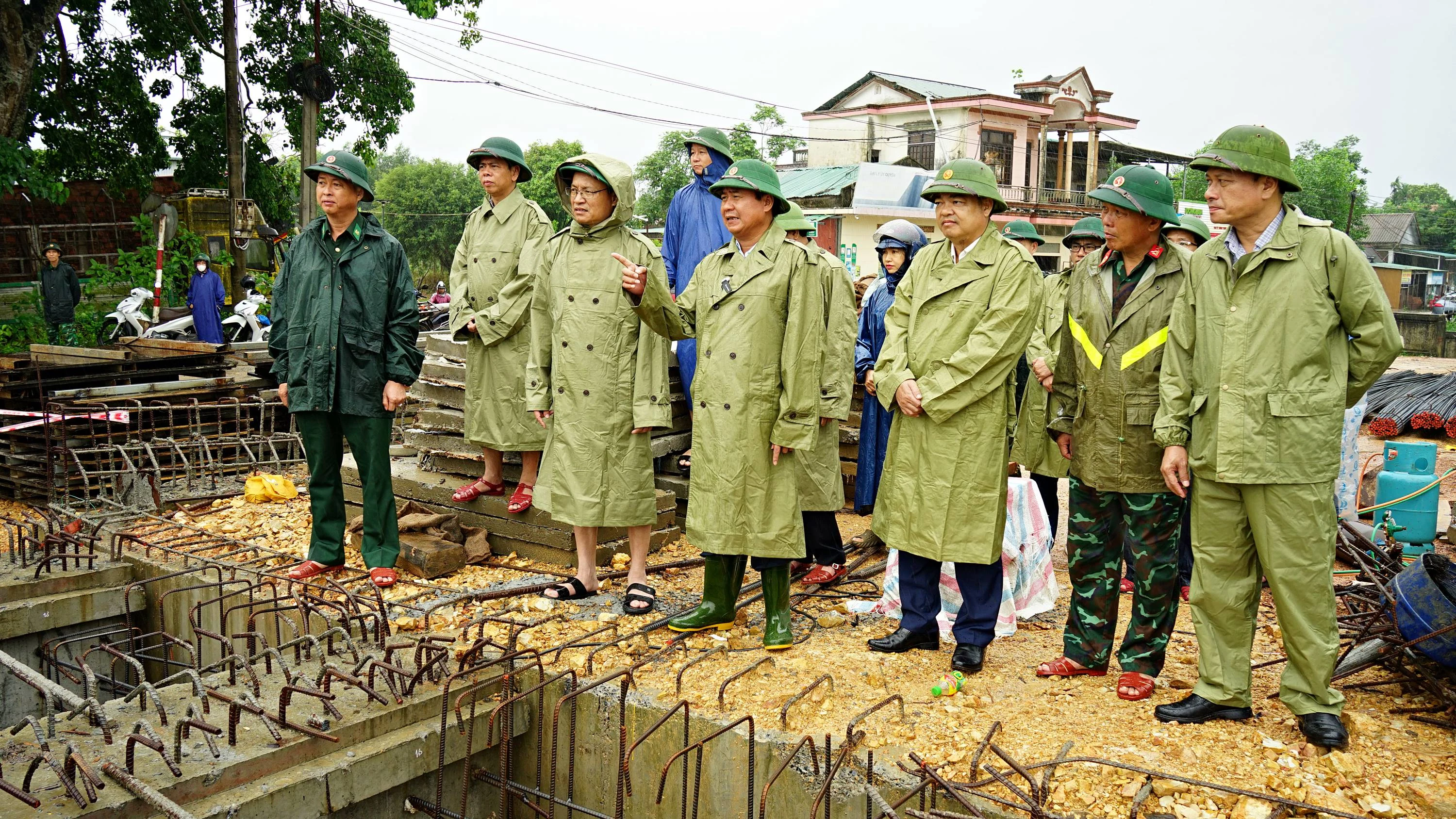 Chủ tịch UBND tỉnh Võ Văn Hưng kiểm tra công tác phòng chống bão số 4 tại huyện Triệu Phong và Hải Lăng