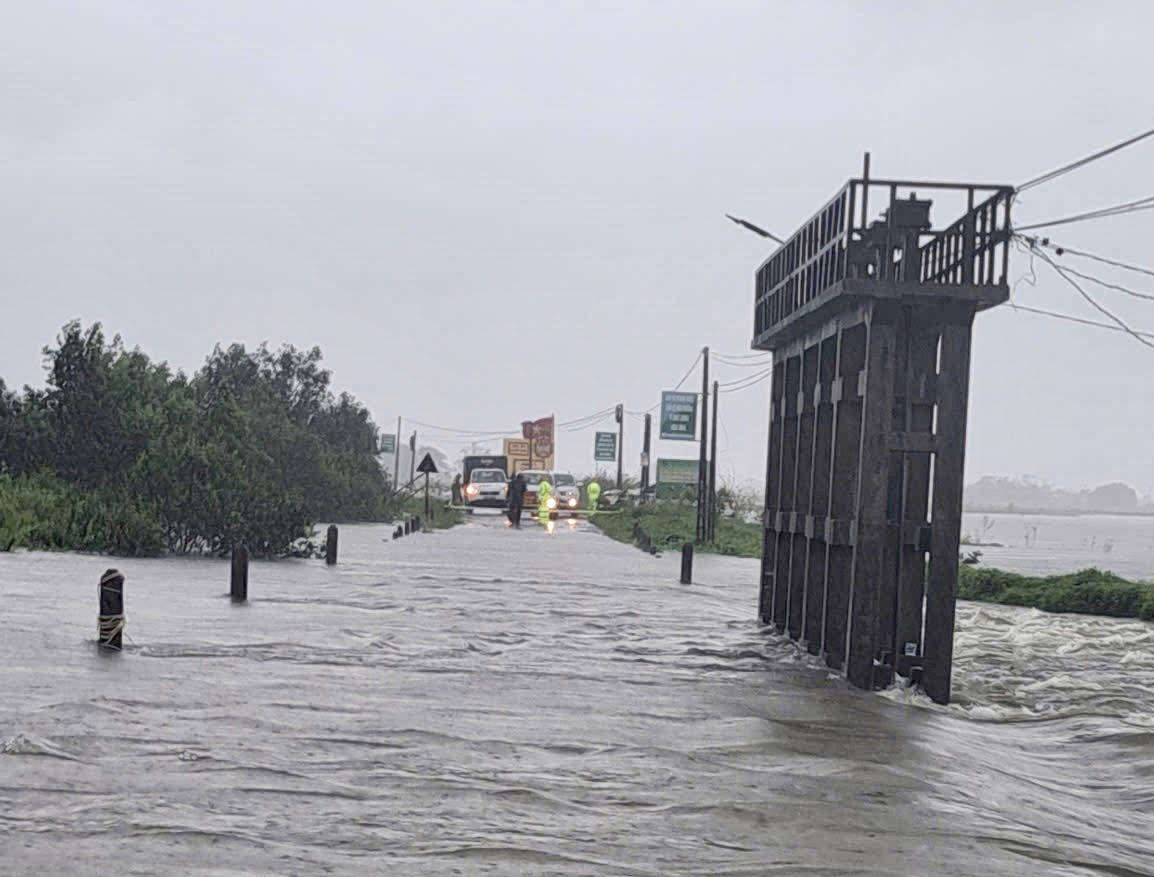 Triệu Phong, Đông Hà: Mưa lớn gây ngập nhiều nơi, người dân di dời tài sản lên cao