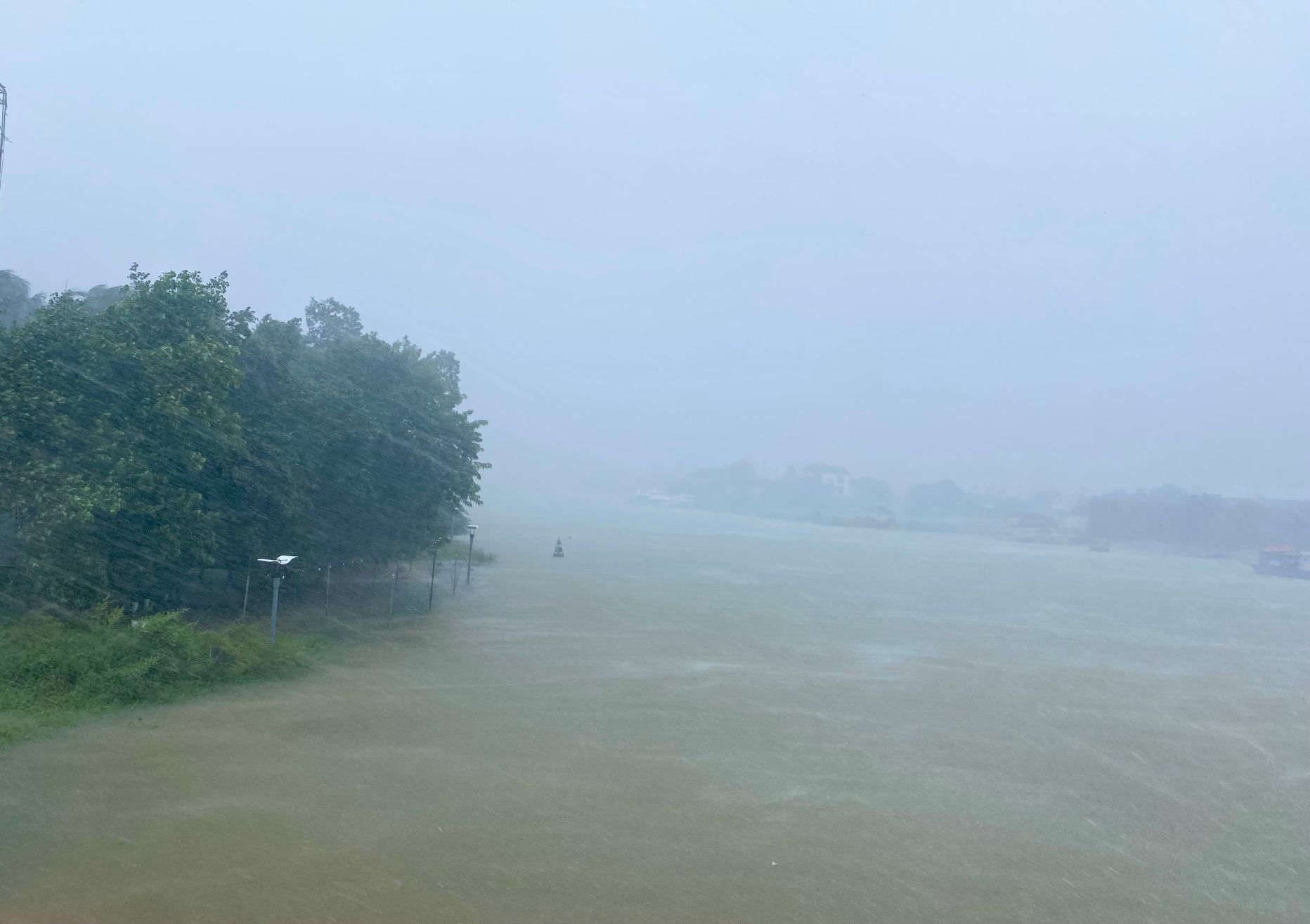 Triệu Phong, Đông Hà: Mưa lớn gây ngập nhiều nơi, người dân di dời tài sản lên cao